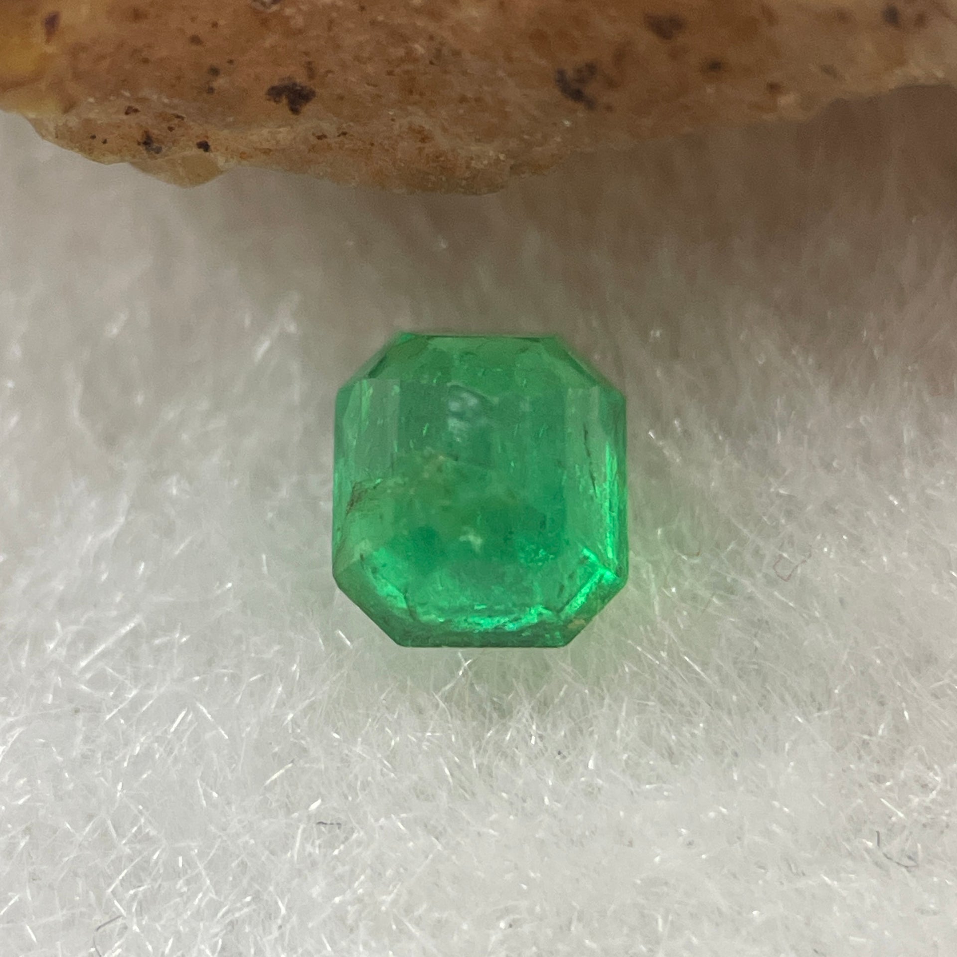 Natural Colombia Vivid Green Emerald (Beryl) Cut-Cornered Rectangular Step cut 0.47ct 4.6 by 4.2 by 3.3mm - Huangs Jadeite and Jewelry Pte Ltd