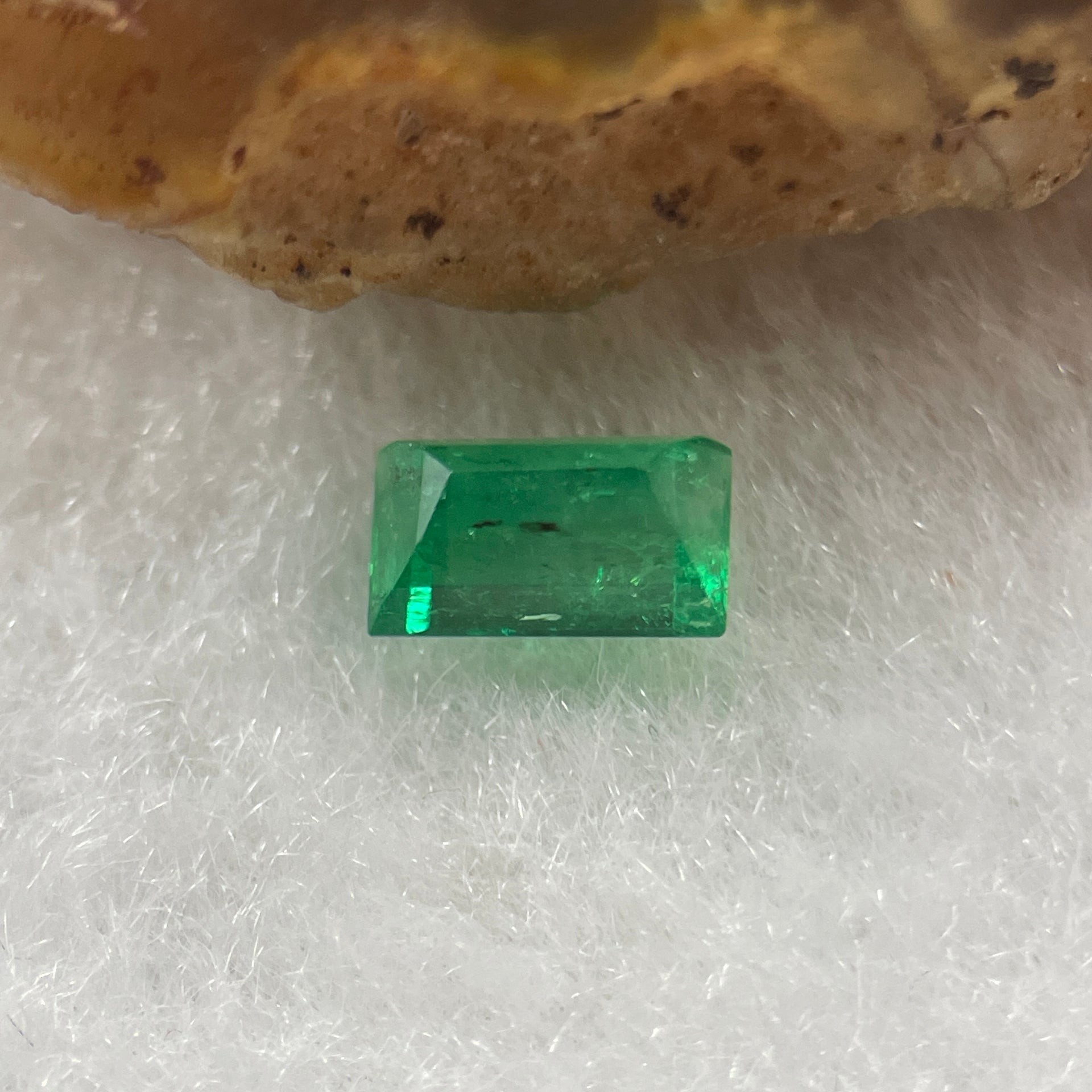 Natural Colombia Green Emerald (Beryl) Cut-Cornered Rectangular step cut 0.56ct 6.0 by 3.6 by 3.2mm - Huangs Jadeite and Jewelry Pte Ltd