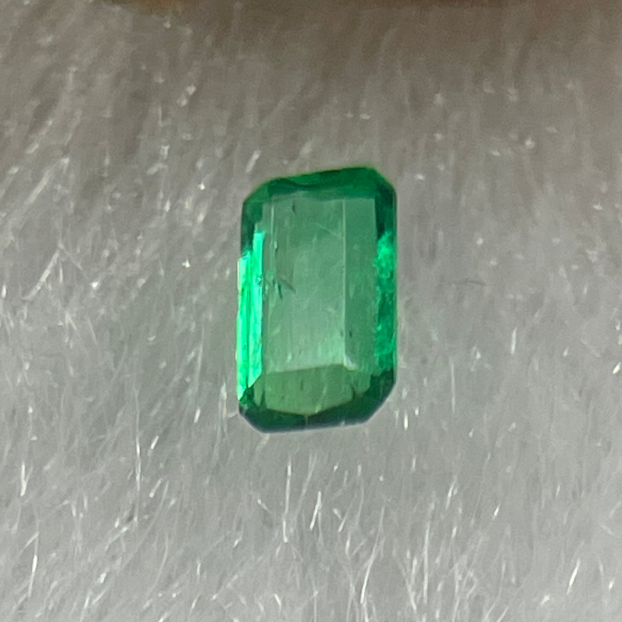 Natural Colombia Vivid Green Emerald (Beryl) Cut-Cornered Rectangular Step cut 0.06ct 3.3 by 2.0 by 1.3mm - Huangs Jadeite and Jewelry Pte Ltd