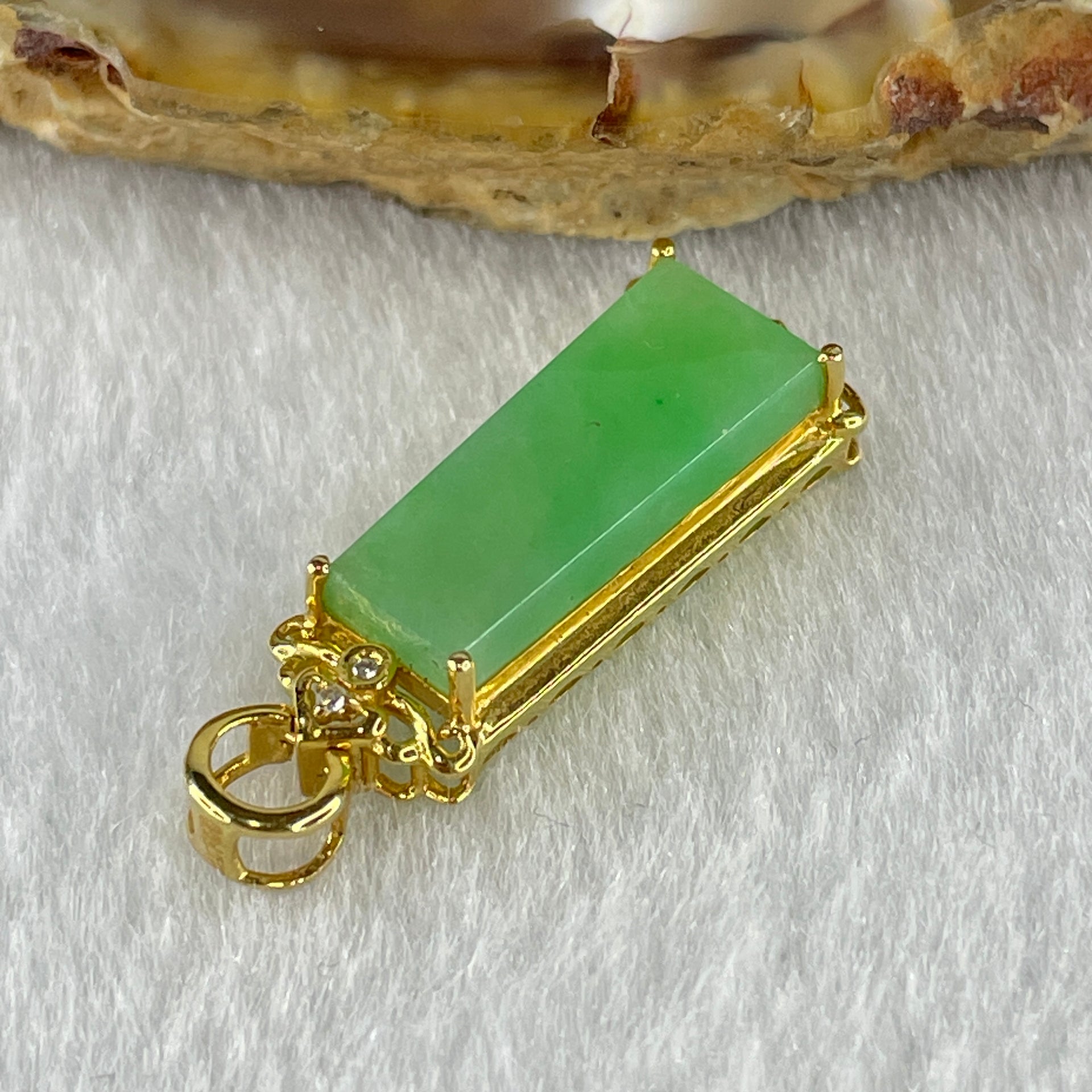 18K Yellow Gold Type A Natural Apple Green Jadeite Wu Shi Pai 16.5 by 7.1 by 2.5mm with Natural Diamonds Pendant 1.88g - Huangs Jadeite and Jewelry Pte Ltd