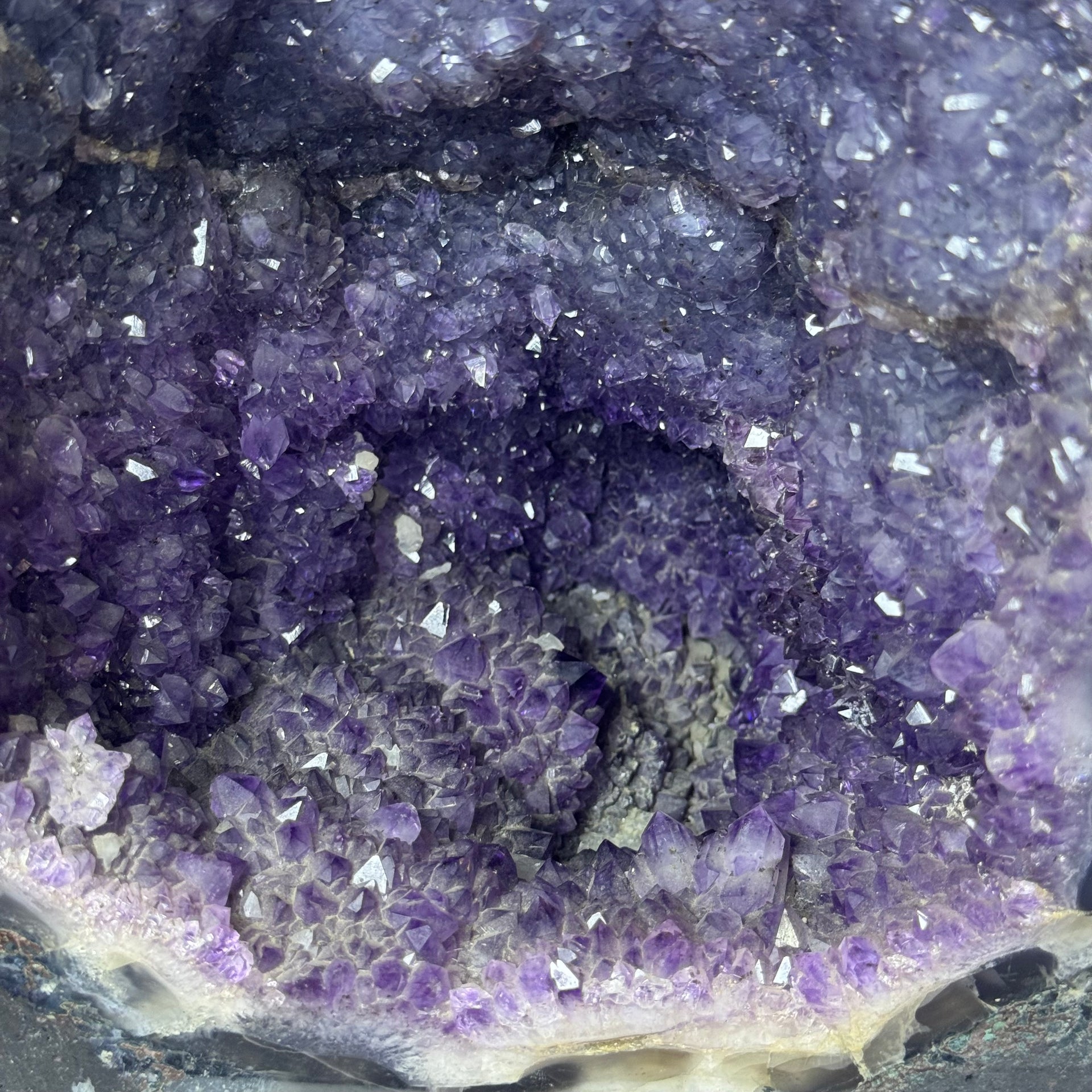 Natural Brazil Amethyst Cave with White Calcite 30.392,6g 265.0 by 270.0 by 632.0mm - Huangs Jadeite and Jewelry Pte Ltd