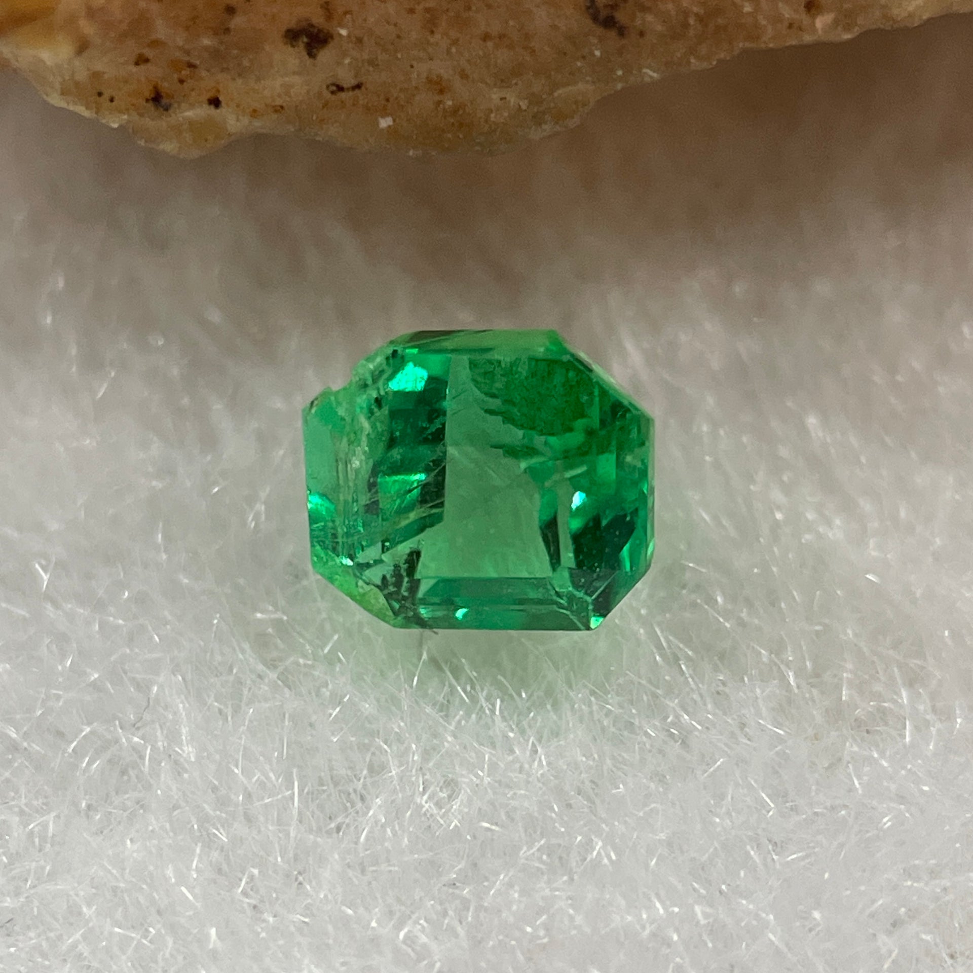 Natural Colombia Vivid Green Emerald (Beryl) Cut-Cornered Rectangular Step cut 0.45ct 4.8 by 4.3 by 3.3mm - Huangs Jadeite and Jewelry Pte Ltd