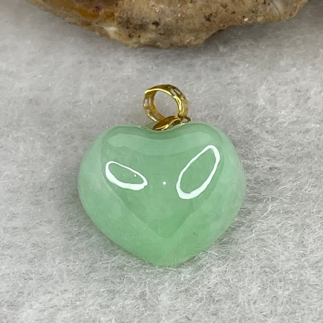 Natural Type A Apple Green Jadeite Heart Pendant | Solid 18K 750 Yellow Gold Clasp Luxury Romantic Fine Charm (1.48g, 11.7x12.4x5.9mm)