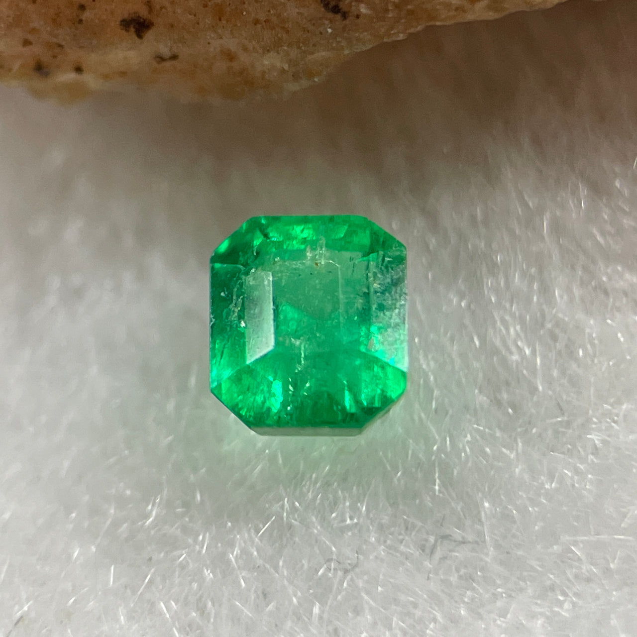Natural Colombia Vivid Green Emerald (Beryl) Cut-Cornered Rectangular Step cut 0.46ct 5.4 by 4.0 by 3.2mm - Huangs Jadeite and Jewelry Pte Ltd