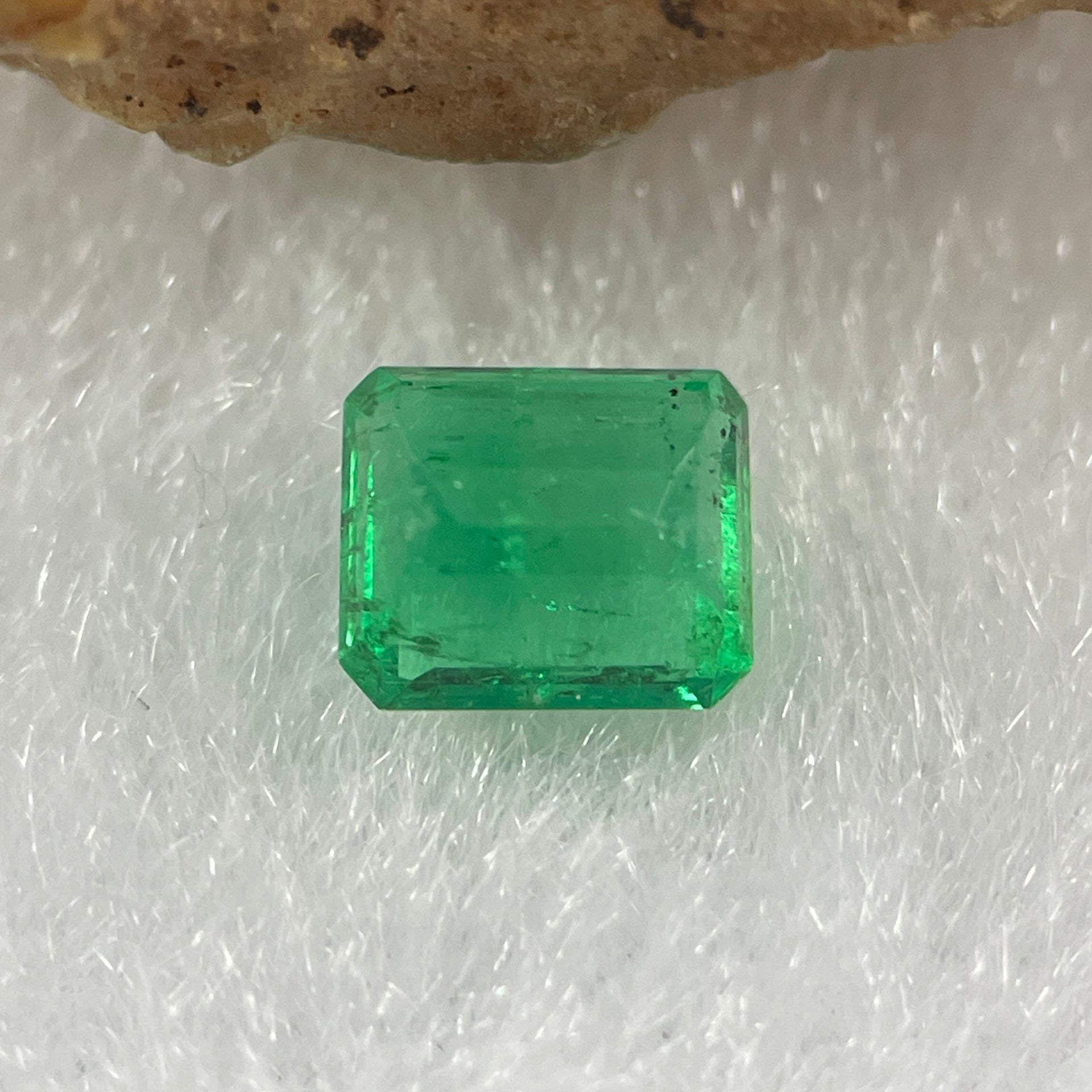 Natural Colombia Vivid Green Emerald (Beryl) Cut-Cornered Rectangular Step cut 0.48ct 5.2 by 4.4 by 2.7mm - Huangs Jadeite and Jewelry Pte Ltd