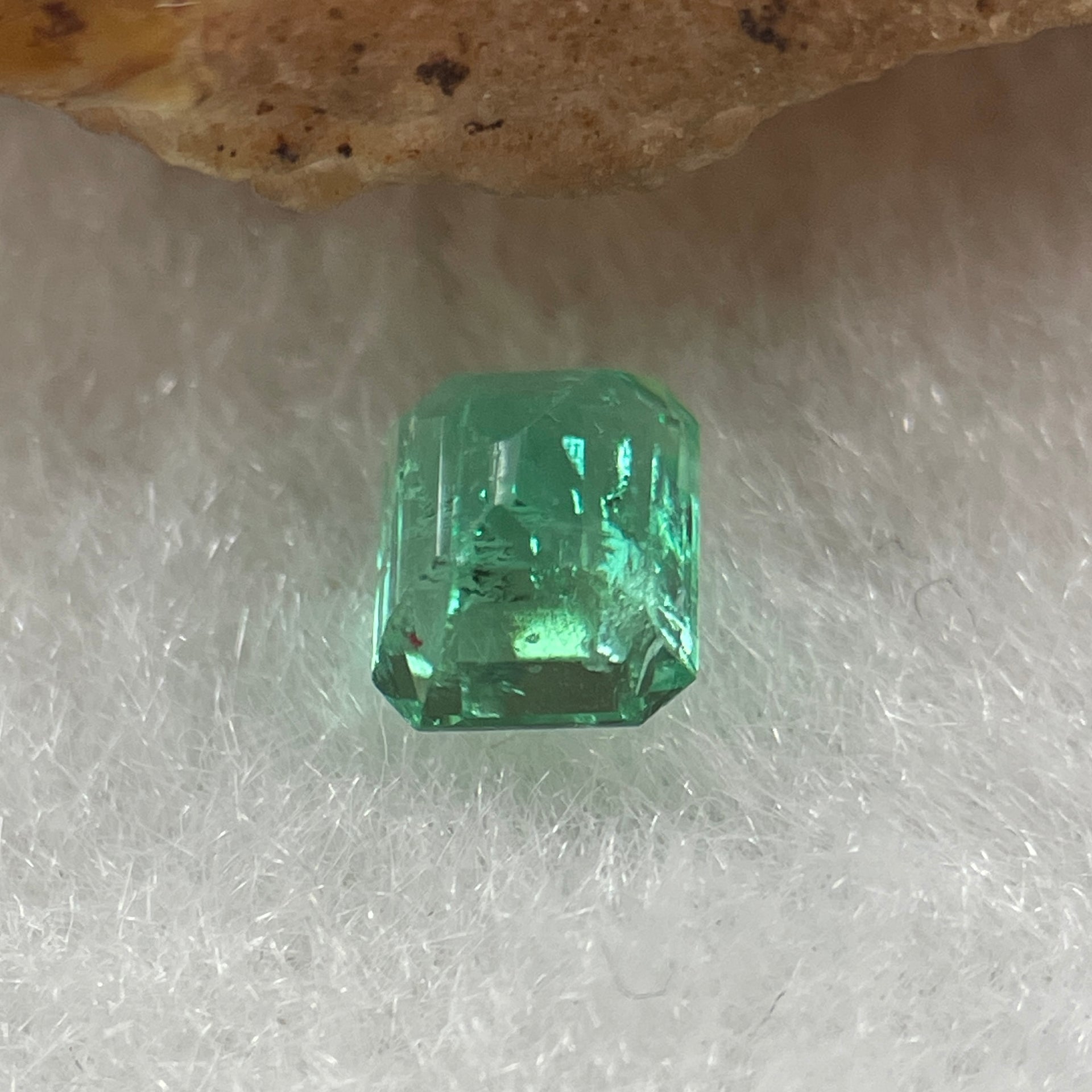 Natural Colombia Vivid Green Emerald (Beryl) Cut-Cornered Rectangular Step cut 0.47ct 4.8 by 4.1 by 3.1mm - Huangs Jadeite and Jewelry Pte Ltd