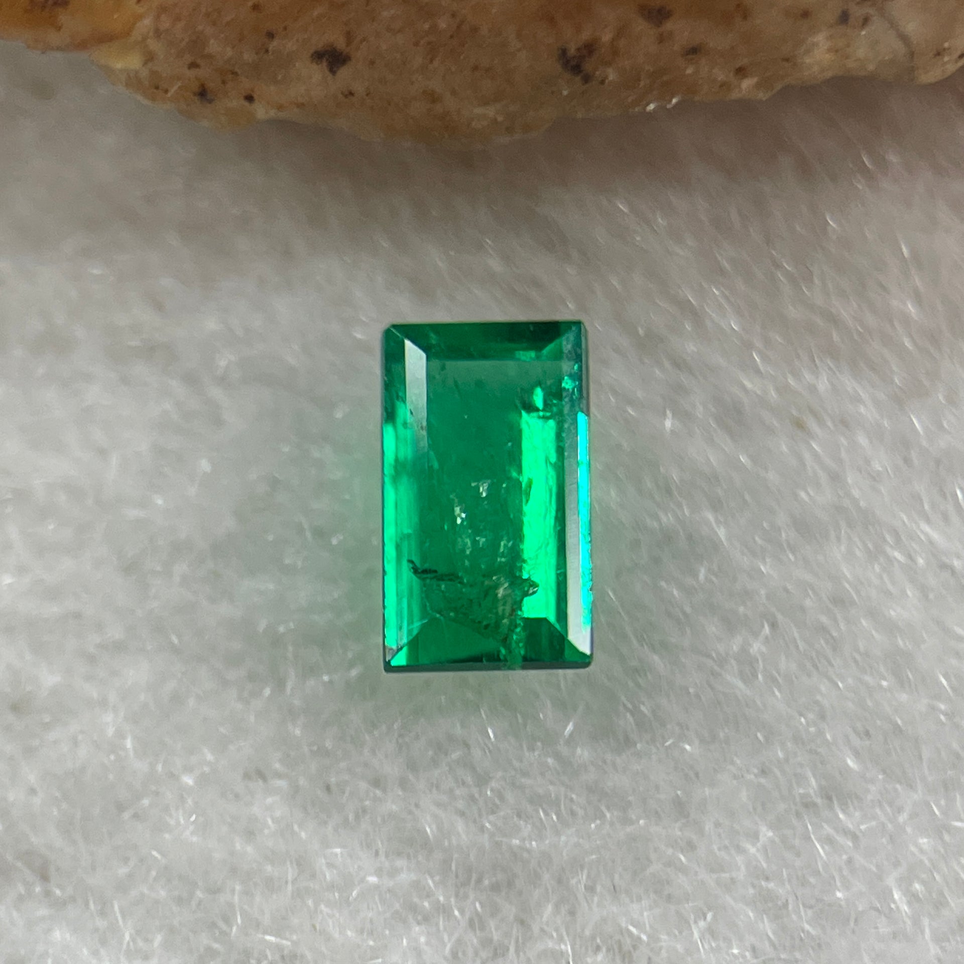Natural Colombia Vivid Green Emerald (Beryl) Cut-Cornered Rectangular Step cut 0.46ct 6.0 by 3.5 by 2.4mm - Huangs Jadeite and Jewelry Pte Ltd