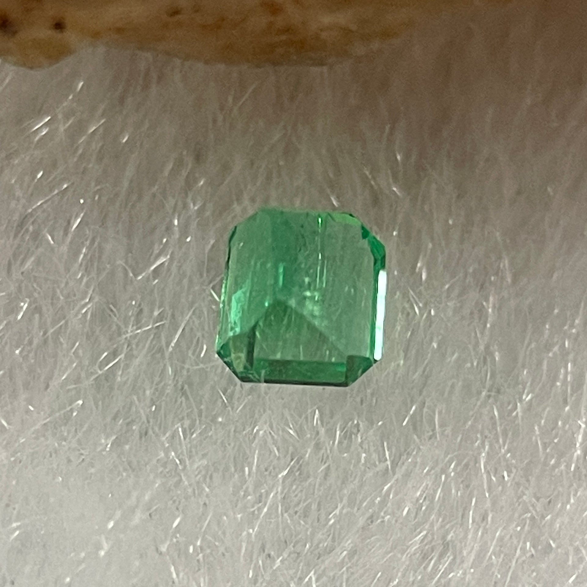 Natural Colombia Vivid Green Emerald (Beryl) Cut-Cornered Rectangular Step cut 0.08ct 2.7 by 2.0 by 1.8mm - Huangs Jadeite and Jewelry Pte Ltd