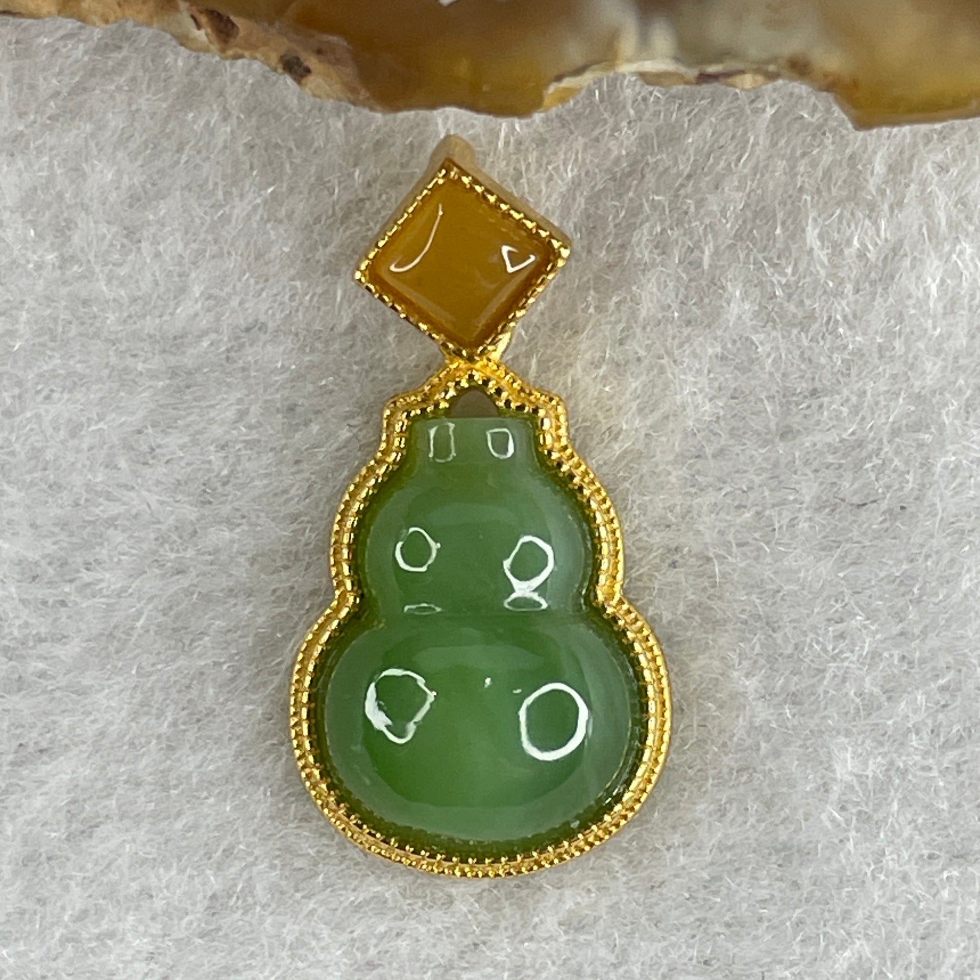 Natural Green Agate Chalcedony Hulu Pendant on S925 Sliver Gold Plated 2.28g 14.2 by 10.2 by 5.0mm - Huangs Jadeite and Jewelry Pte Ltd