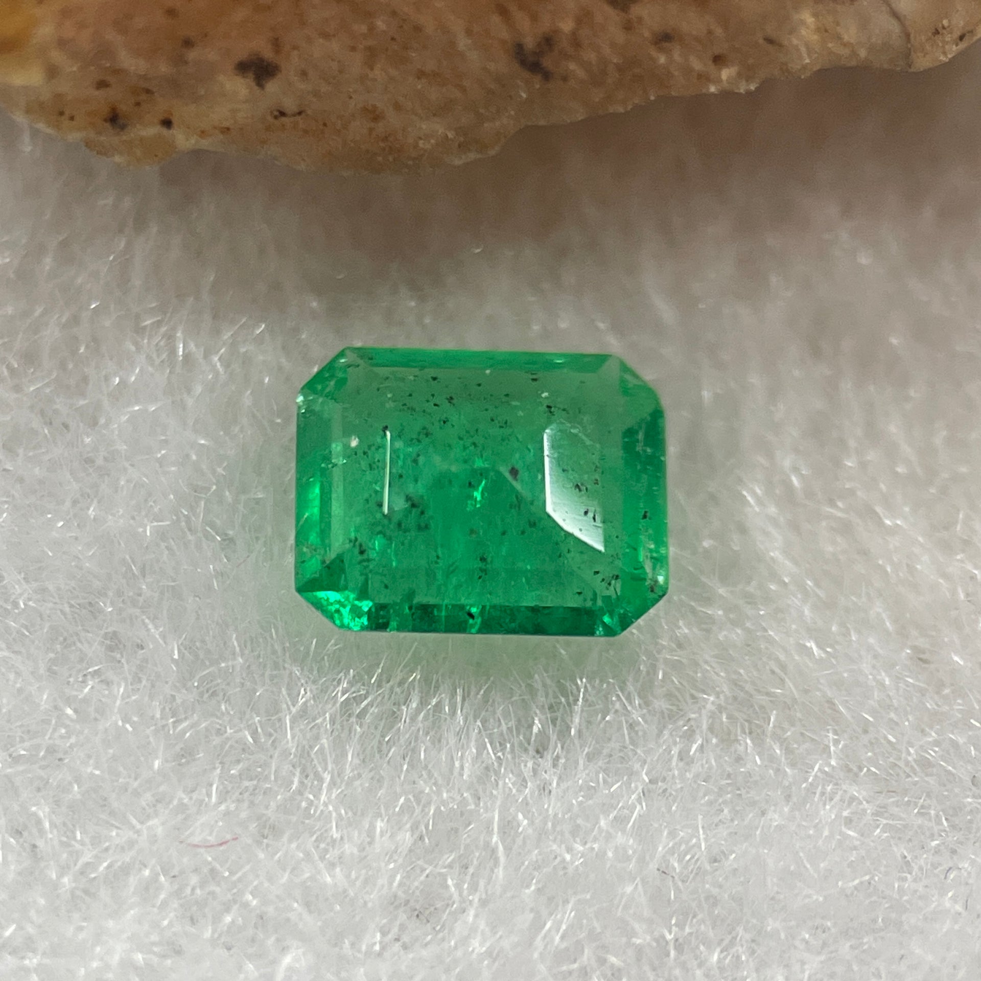 Natural Colombia Vivid Green Emerald (Beryl) Cut-Cornered Rectangular Step cut 0.46ct 5.6 by 4.7 by 2.5mm - Huangs Jadeite and Jewelry Pte Ltd