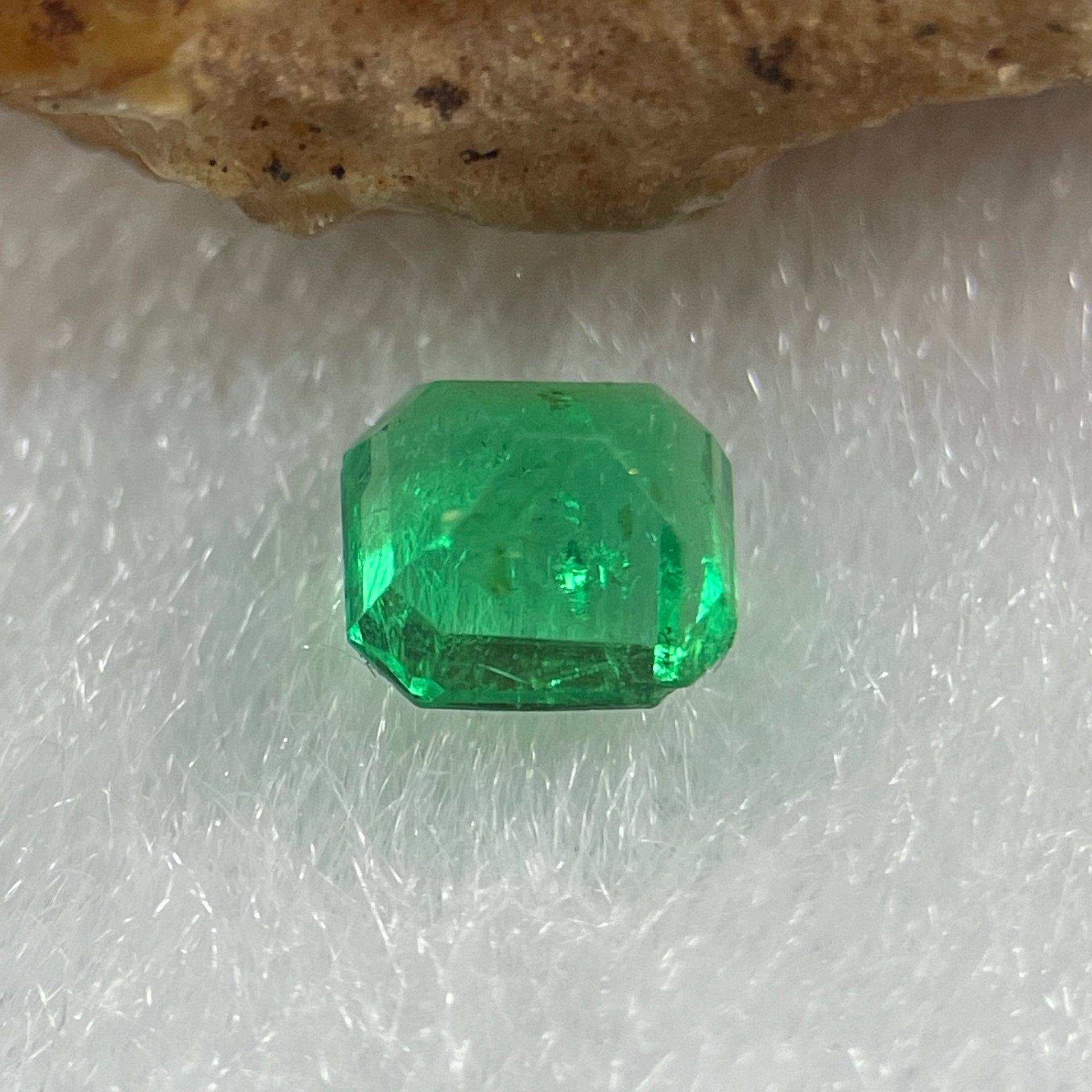Natural Colombia Vivid Green Emerald (Beryl) Cut-Cornered Rectangular Step cut 0.48ct 4.9 by 4.5 by 3.0mm - Huangs Jadeite and Jewelry Pte Ltd