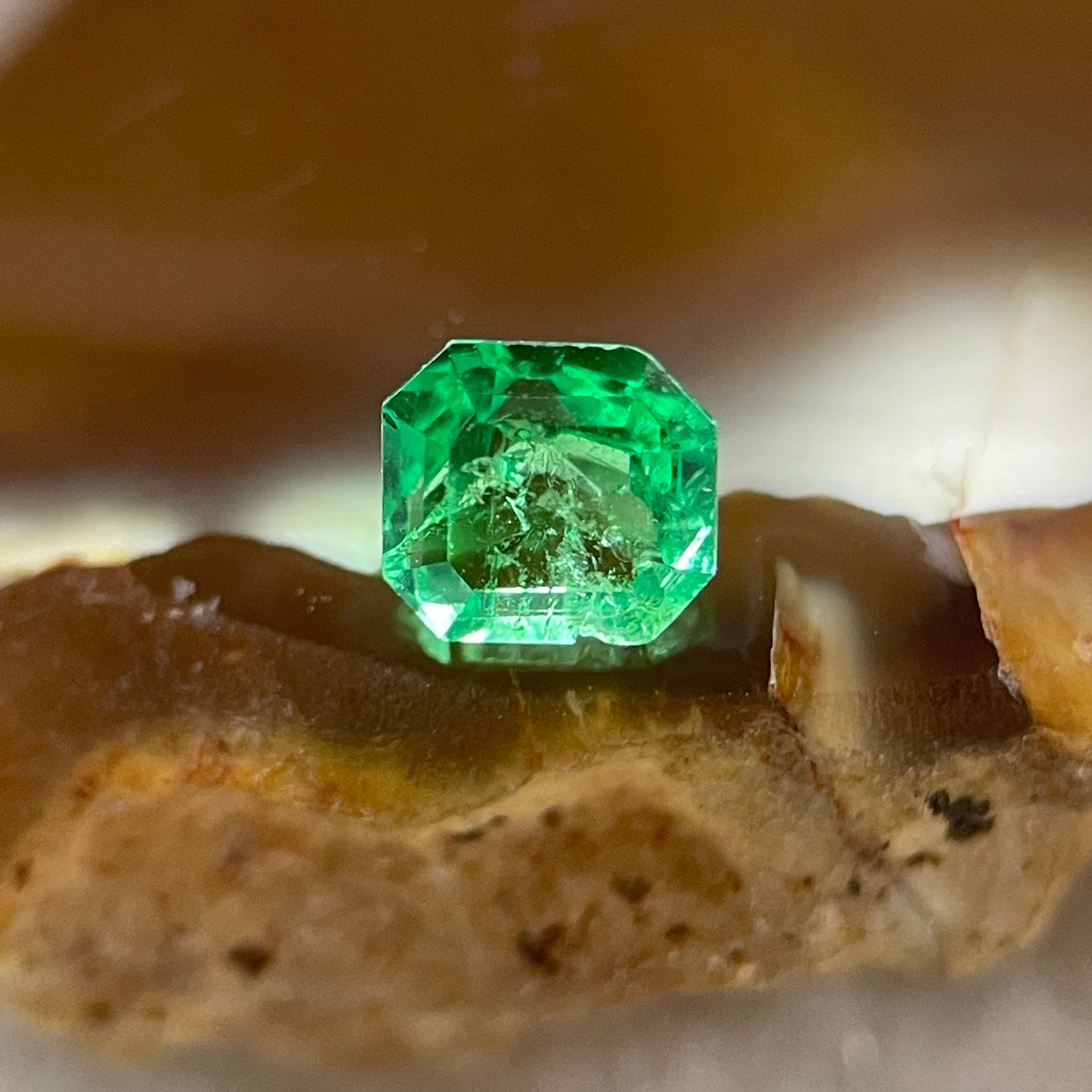 Natural Colombia Vivid Green Emerald (Beryl) Cut-Cornered Rectangular Step cut 0.42ct 4.5 by 4.2 by 3.4mm - Huangs Jadeite and Jewelry Pte Ltd