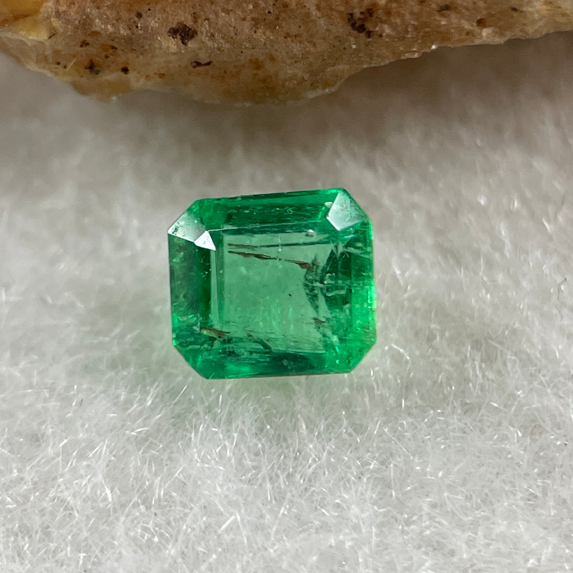 Natural Colombia Vivid Green Emerald (Beryl) Cut-Cornered Rectangle Step cut 0.46ct 4.8 by 4.2 by 3.0mm - Huangs Jadeite and Jewelry Pte Ltd