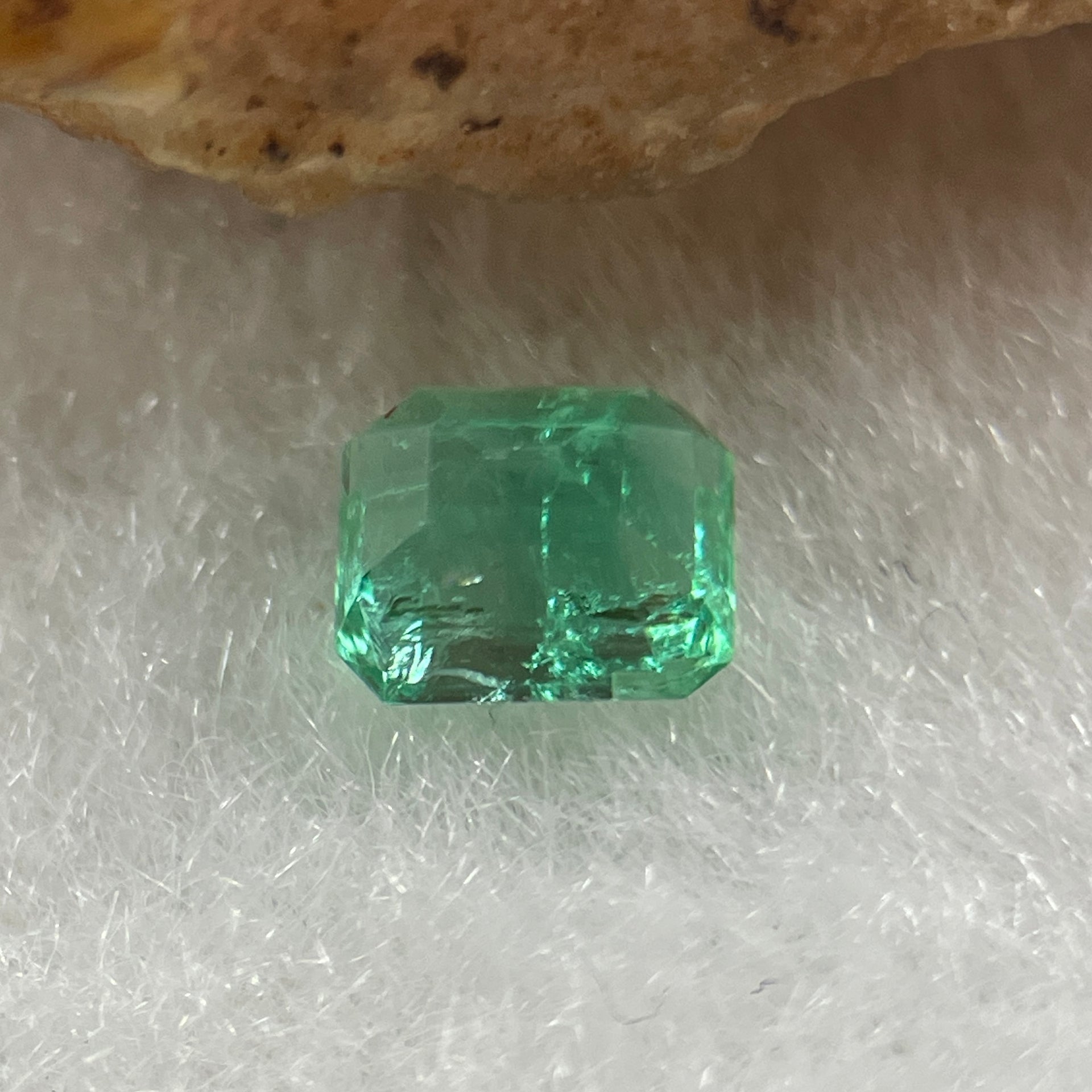 Natural Colombia Vivid Green Emerald (Beryl) Cut-Cornered Rectangular Step cut 0.47ct 4.8 by 4.1 by 3.1mm - Huangs Jadeite and Jewelry Pte Ltd