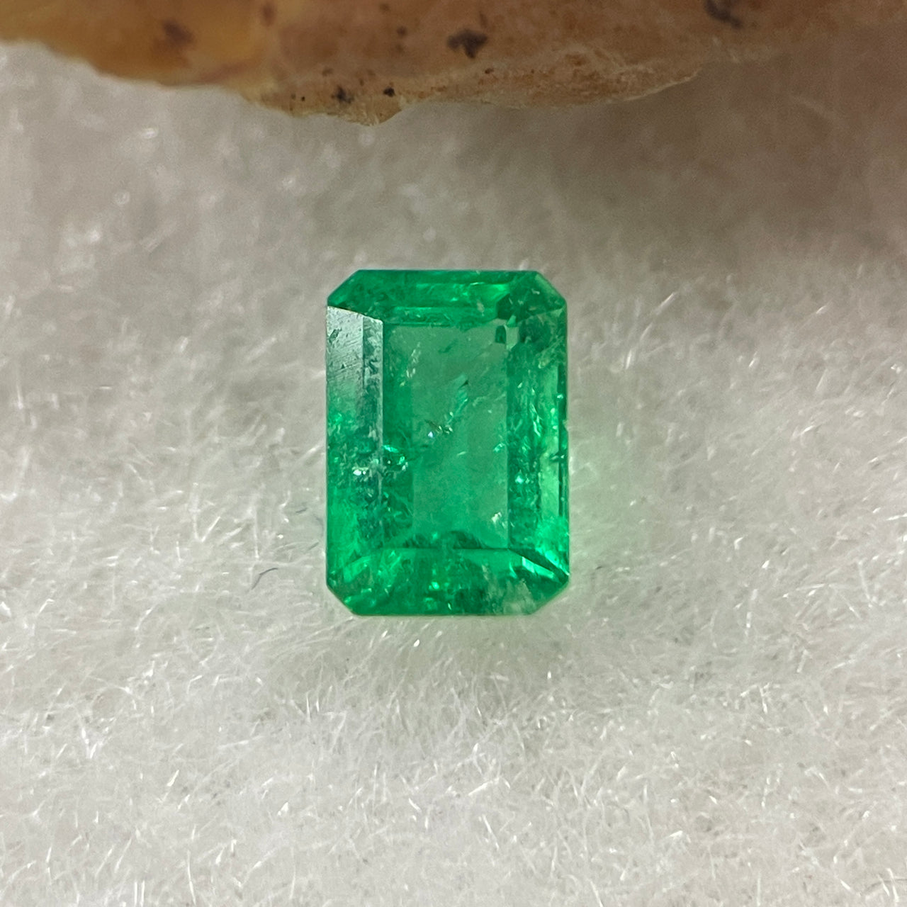 Natural Colombia Vivid Green Emerald (Beryl) Cut-Cornered Rectangular Step cut 0.47ct 5.6 by 3.9 by 2.8mm - Huangs Jadeite and Jewelry Pte Ltd