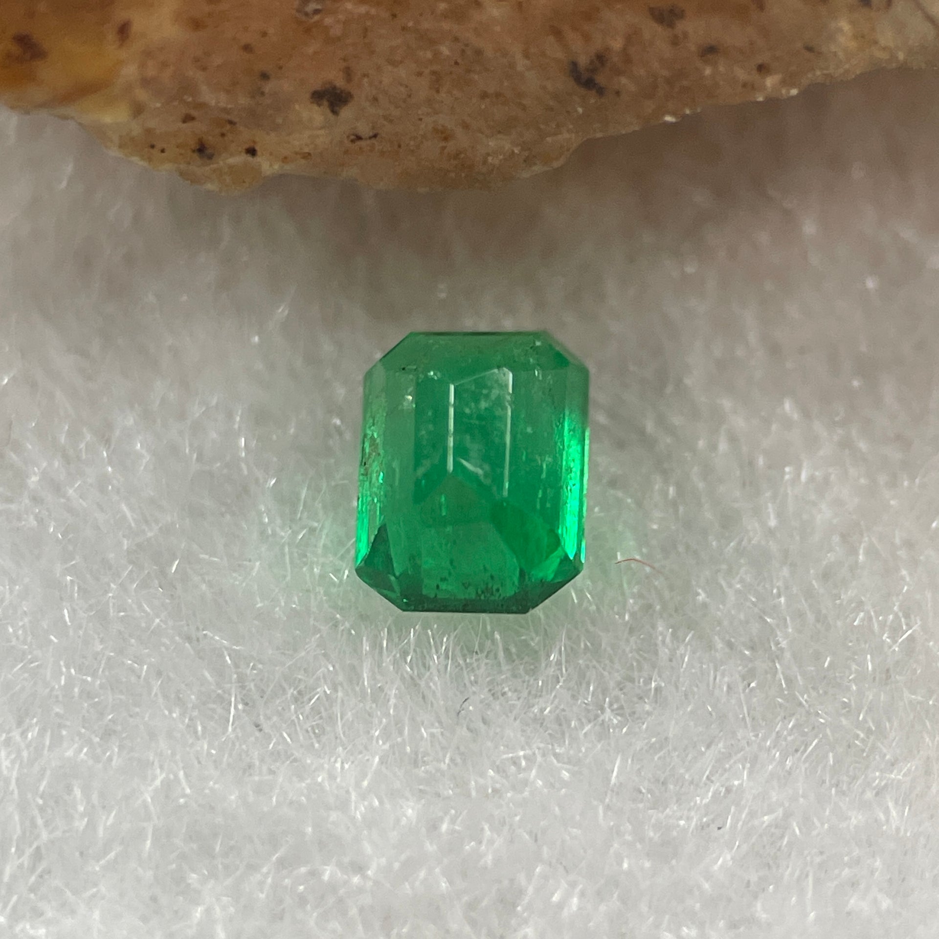 Natural Colombia Vivid Green Emerald (Beryl) Cut-Cornered Rectangular Step cut 0.41ct 4.8 by 3.7 by 3.0mm - Huangs Jadeite and Jewelry Pte Ltd