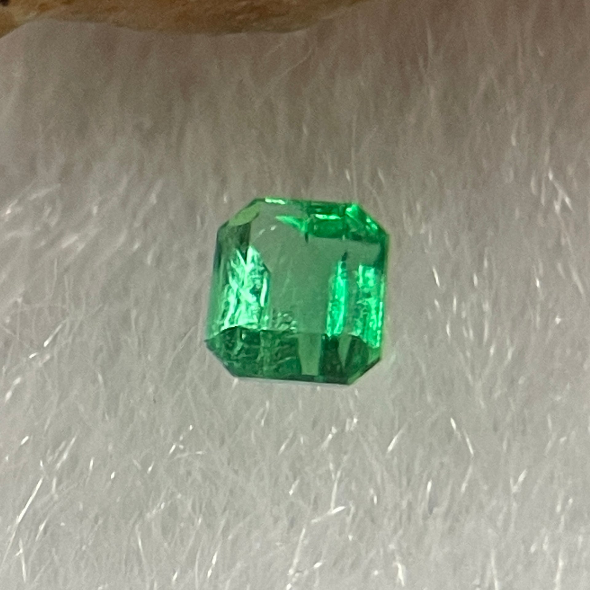 Natural Colombia Vivid Green Emerald (Beryl) Cut-Cornered Rectangular Step cut 0.08ct 2.7 by 2.0 by 1.8mm - Huangs Jadeite and Jewelry Pte Ltd