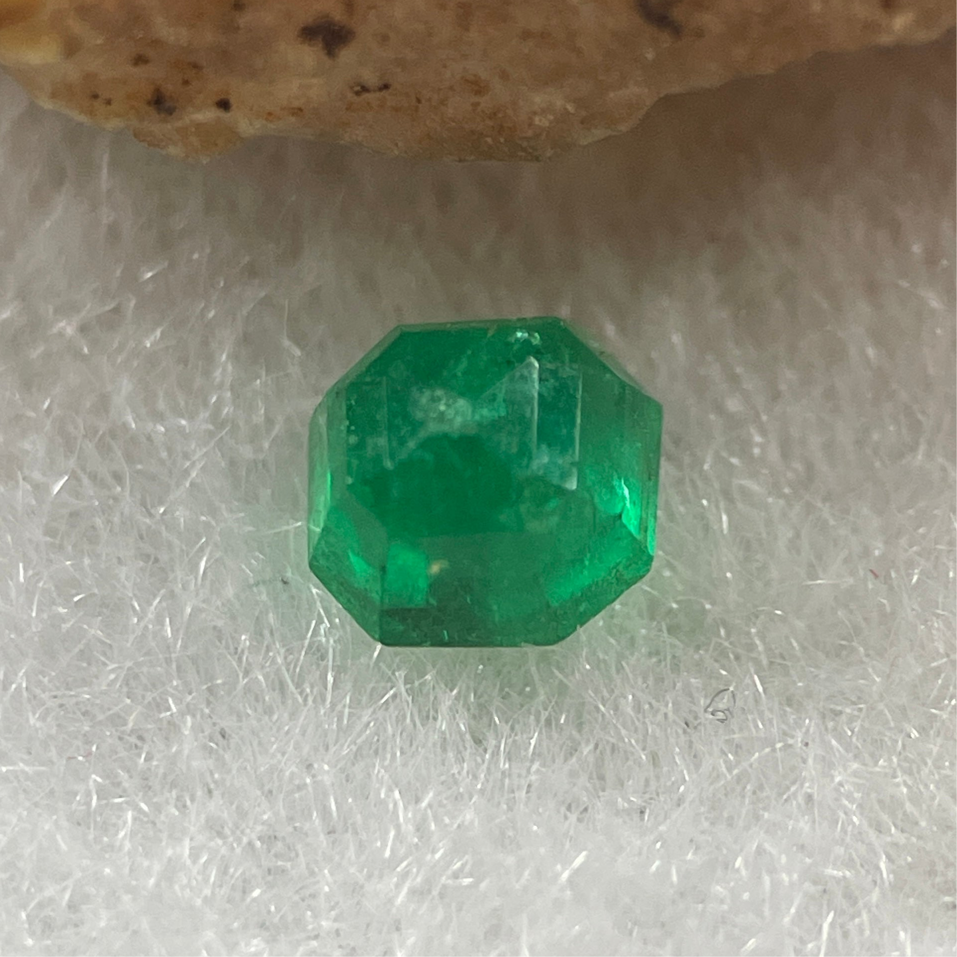 Natural Colombia Vivid Green Emerald (Beryl) Cut-Cornered Square Step cut 0.42ct 4.4 by 4.2 by 3.2mm - Huangs Jadeite and Jewelry Pte Ltd