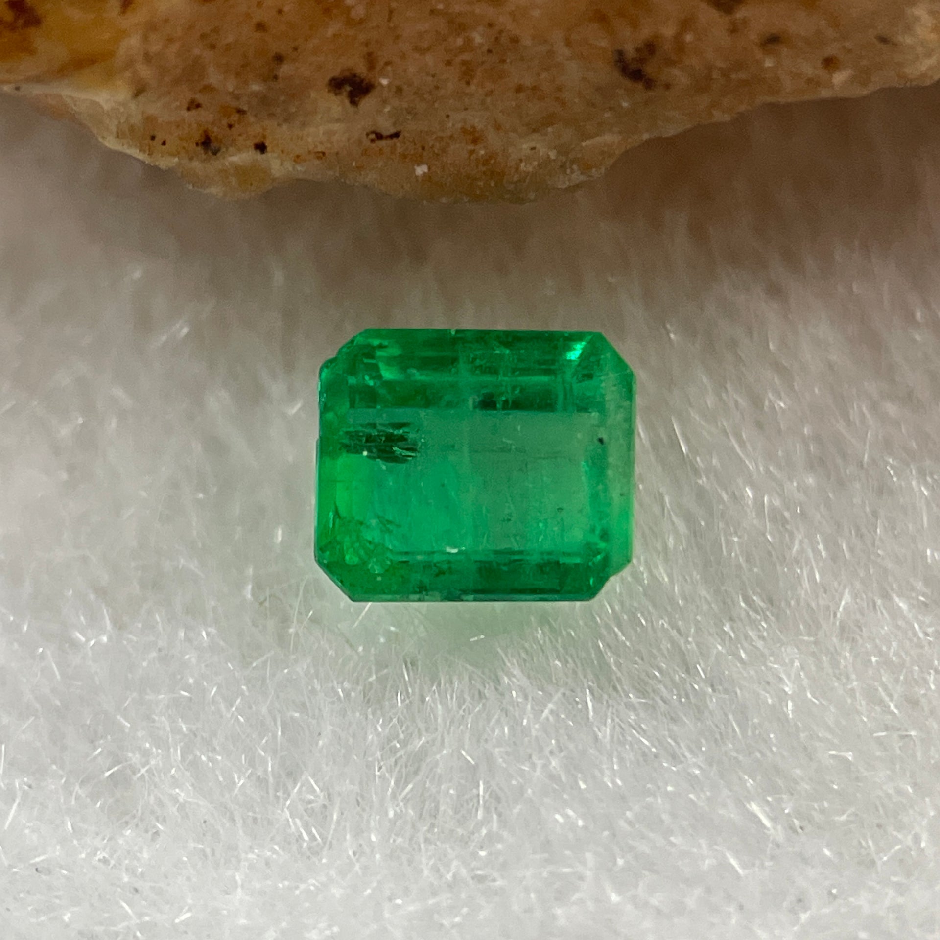 Natural Colombia Vivid Green Emerald (Beryl) Cut-Cornered Rectangular Step cut 0.41ct 4.1 by 4.0 by 2.6mm - Huangs Jadeite and Jewelry Pte Ltd