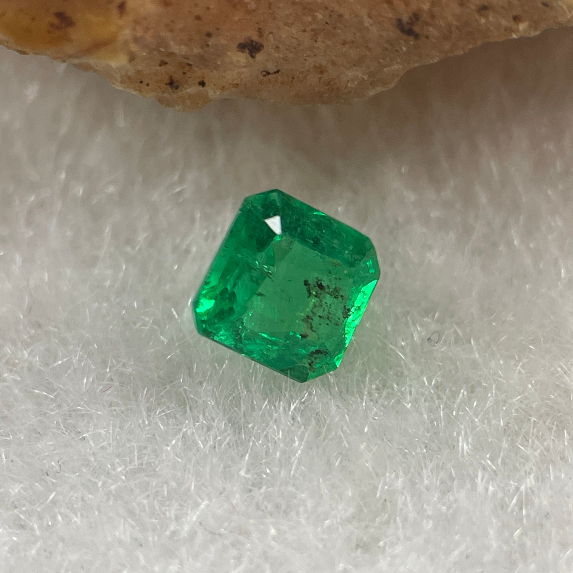 Natural Colombia Vivid Green Emerald (Beryl) Cut-Cornered Rectangular Step cut 0.41ct 4.4 by 4.1 by 3.2mm - Huangs Jadeite and Jewelry Pte Ltd