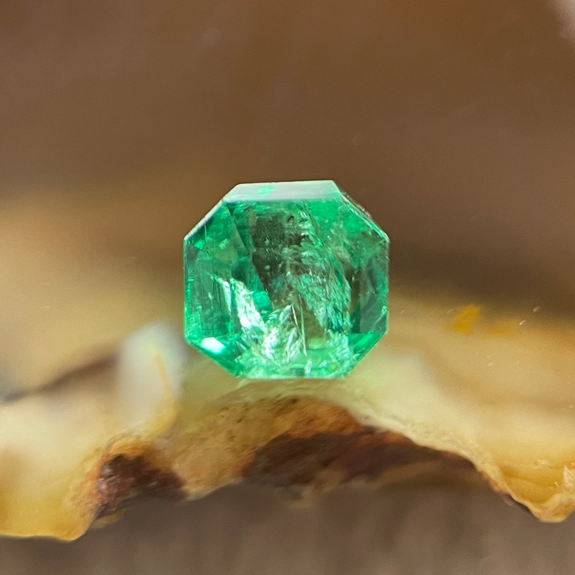 Natural Colombia Green Emerald (Beryl) Cut-Cornered Rectangular step cut 1.03ct 5.7 by 5.6 by 4.7mm - Huangs Jadeite and Jewelry Pte Ltd
