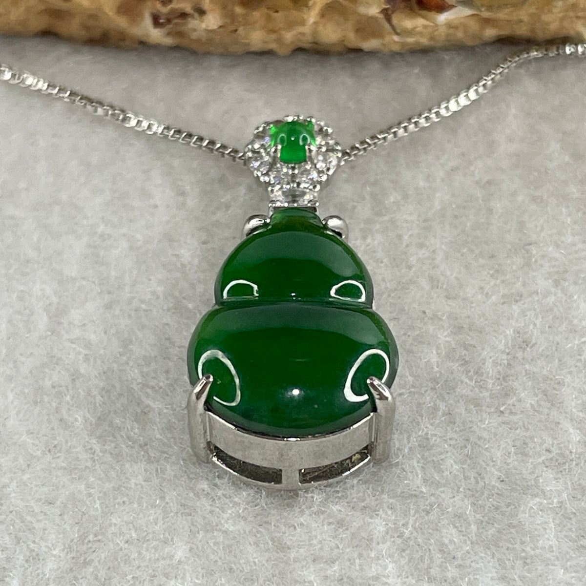 Natural Type A Omphacite Green Jadeite Hulu Necklace in S925 Silver | (5.62g | 42cm S925 | 16.8 x 12.1 x 4.0mm | Health, Abundance & Negative Energy Absorber, Feng Shui Prosperity & Longevity Necklace) - Huangs Jadeite and Jewelry Pte Ltd