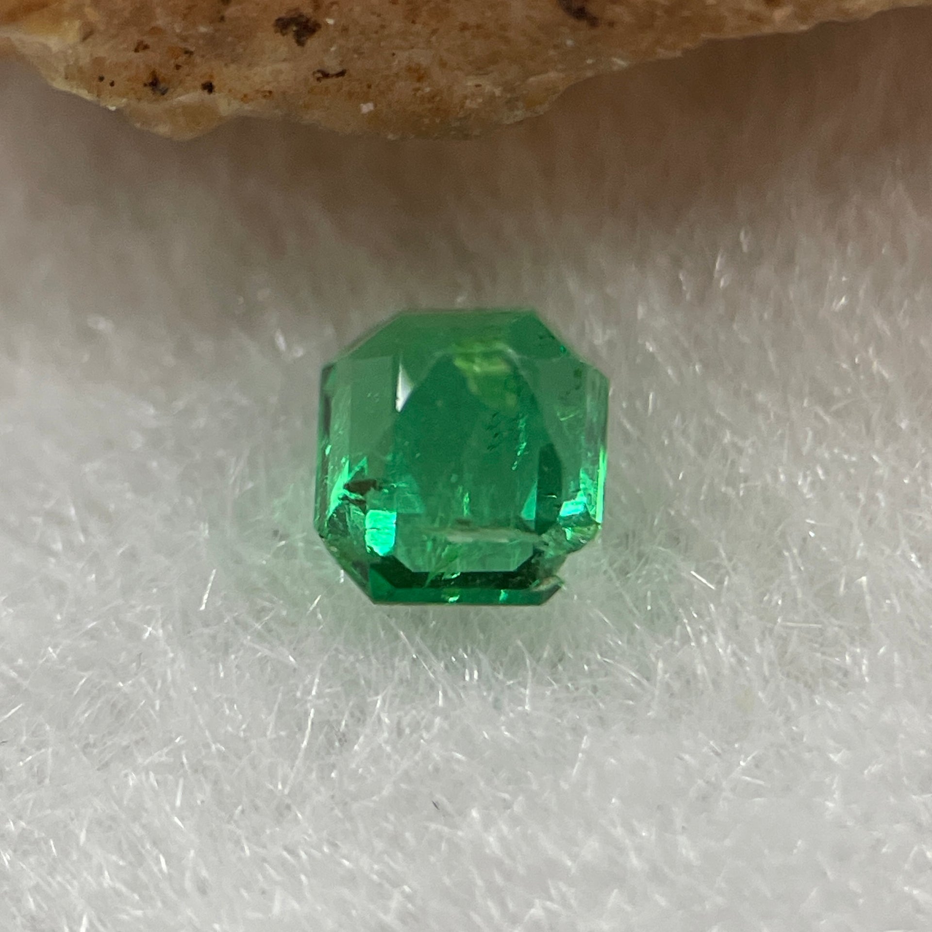 Natural Colombia Vivid Green Emerald (Beryl) Cut-Cornered Rectangular Step cut 0.45ct 4.8 by 4.3 by 3.3mm - Huangs Jadeite and Jewelry Pte Ltd
