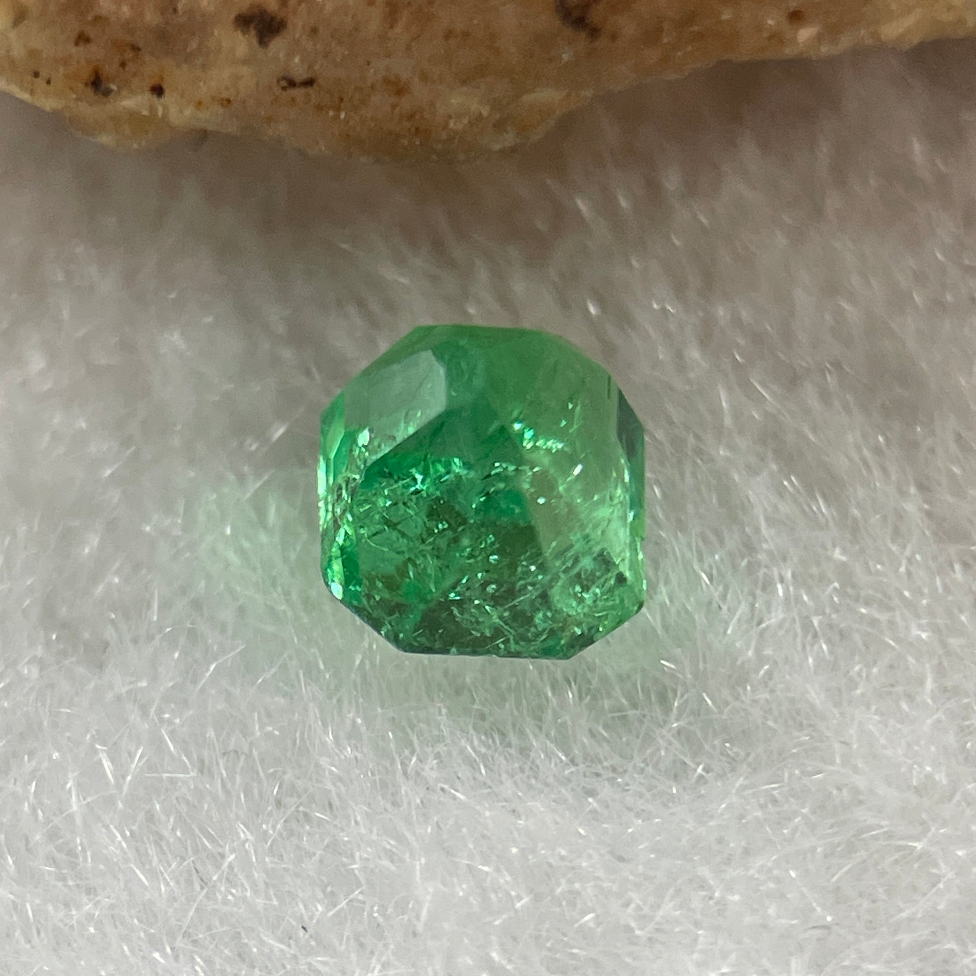Natural Colombia Vivid Green Emerald (Beryl) Cut-Cornered Rectangular Step cut 0.42ct 4.5 by 4.2 by 3.4mm - Huangs Jadeite and Jewelry Pte Ltd