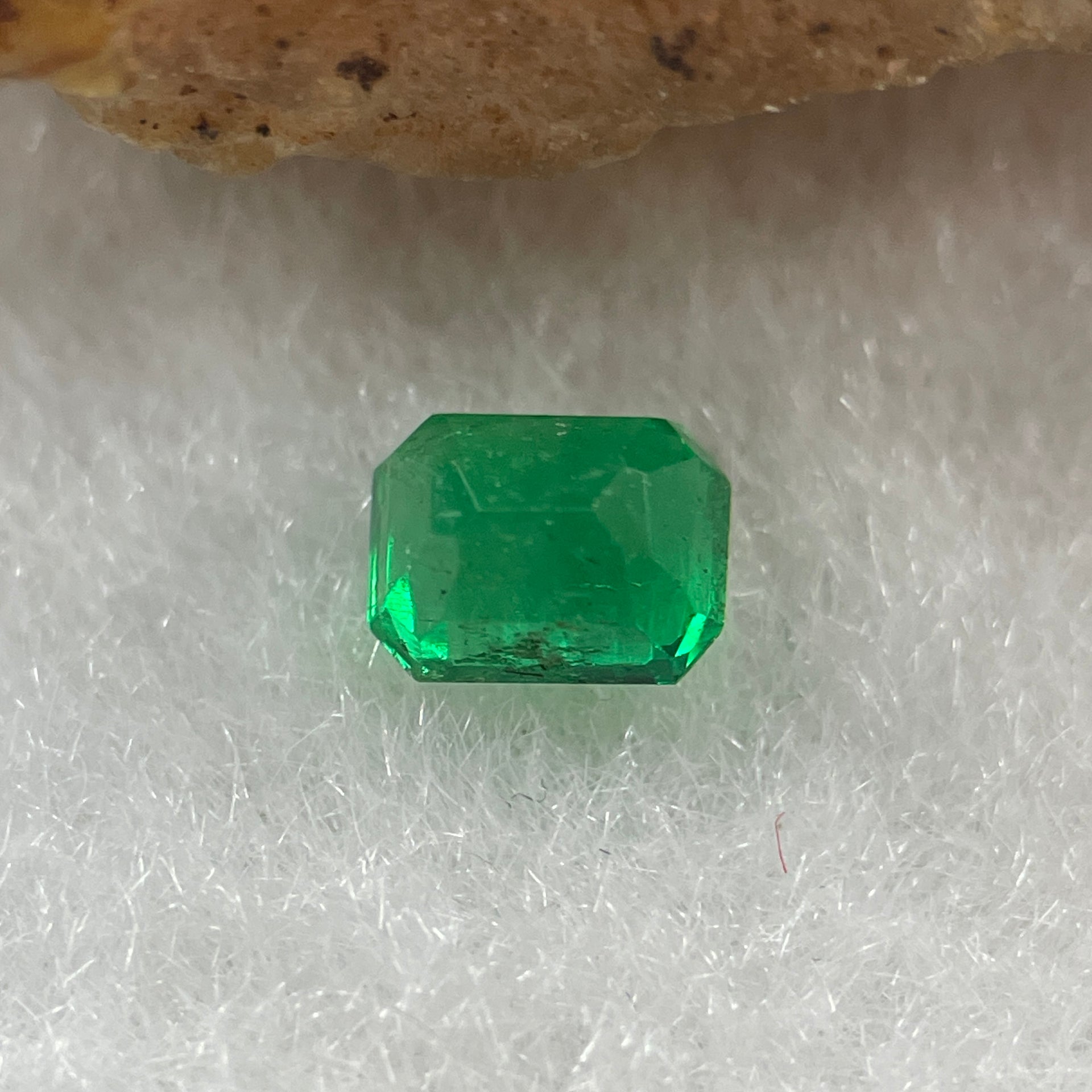 Natural Colombia Vivid Green Emerald (Beryl) Cut-Cornered Rectangular Step cut 0.41ct 4.8 by 3.7 by 3.0mm - Huangs Jadeite and Jewelry Pte Ltd