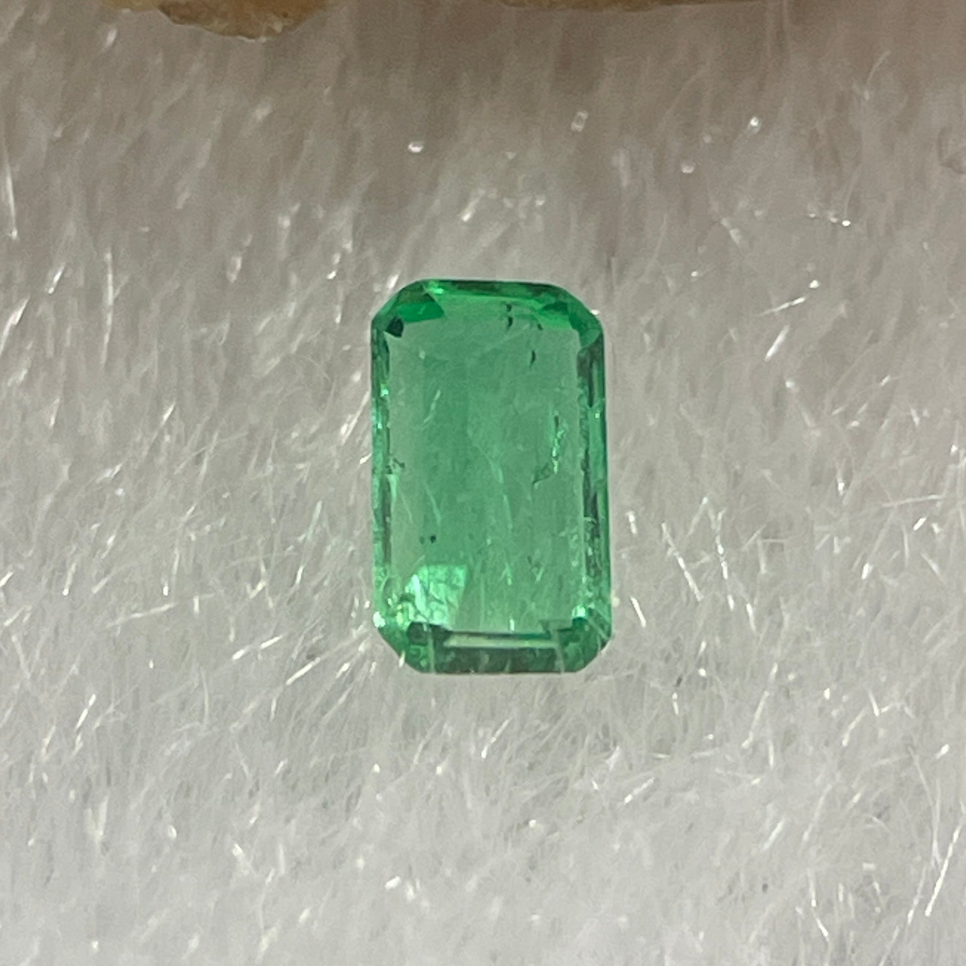 Natural Colombia Vivid Green Emerald (Beryl) Cut-Cornered Rectangular Step cut 0.06ct 3.3 by 2.0 by 1.3mm - Huangs Jadeite and Jewelry Pte Ltd