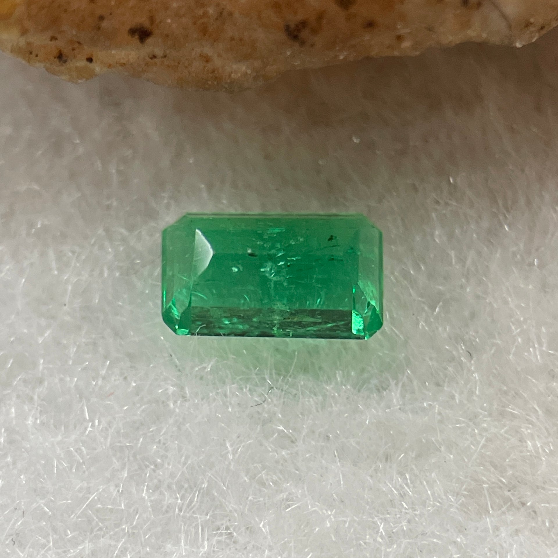 Natural Colombia Vivid Green Emerald (Beryl) Cut-Cornered Rectangle Step cut 0.45ct 5.7 by 3.6 by 2.5mm - Huangs Jadeite and Jewelry Pte Ltd
