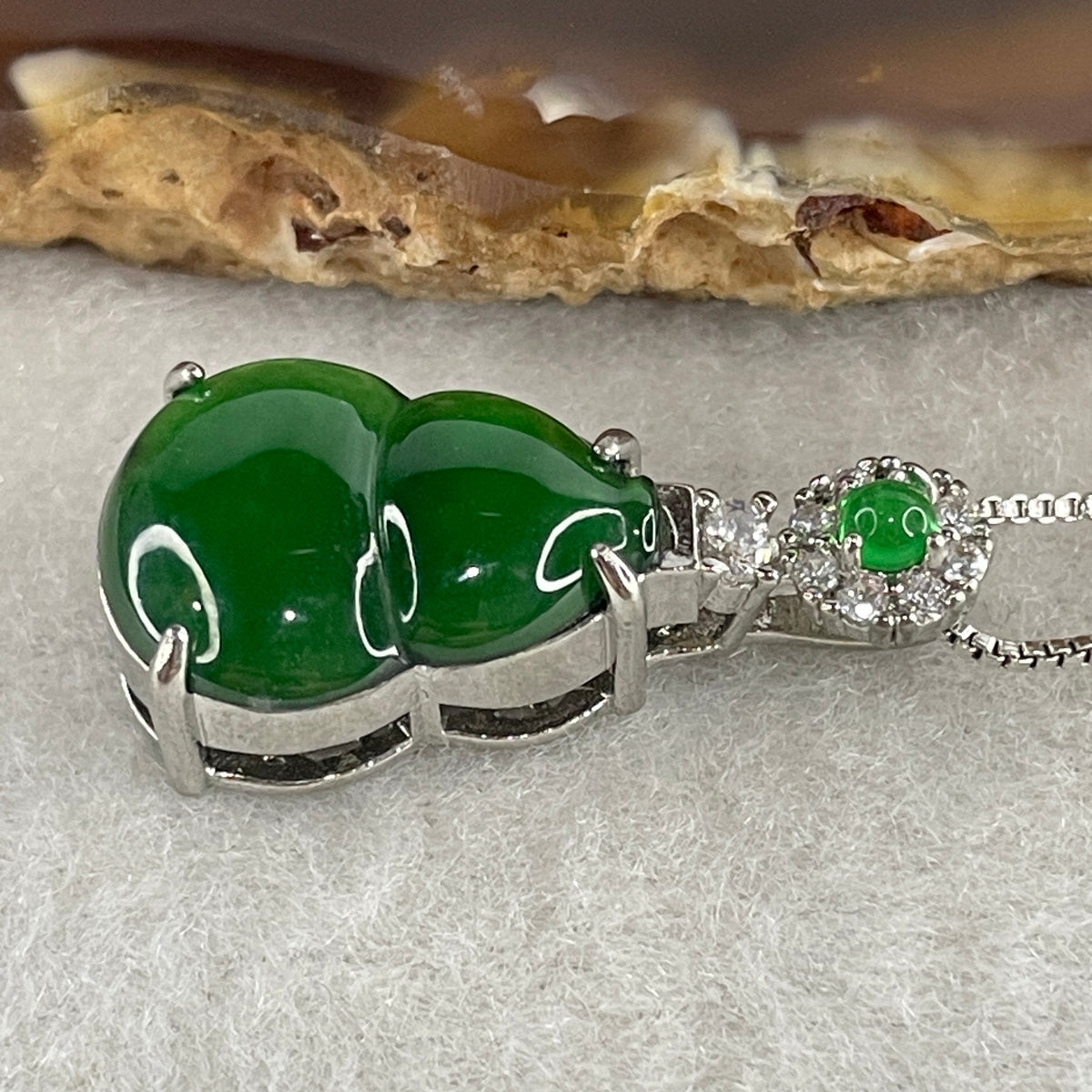 Natural Type A Omphacite Green Jadeite Hulu Necklace in S925 Silver | (5.62g | 42cm S925 | 16.8 x 12.1 x 4.0mm | Health, Abundance & Negative Energy Absorber, Feng Shui Prosperity & Longevity Necklace) - Huangs Jadeite and Jewelry Pte Ltd