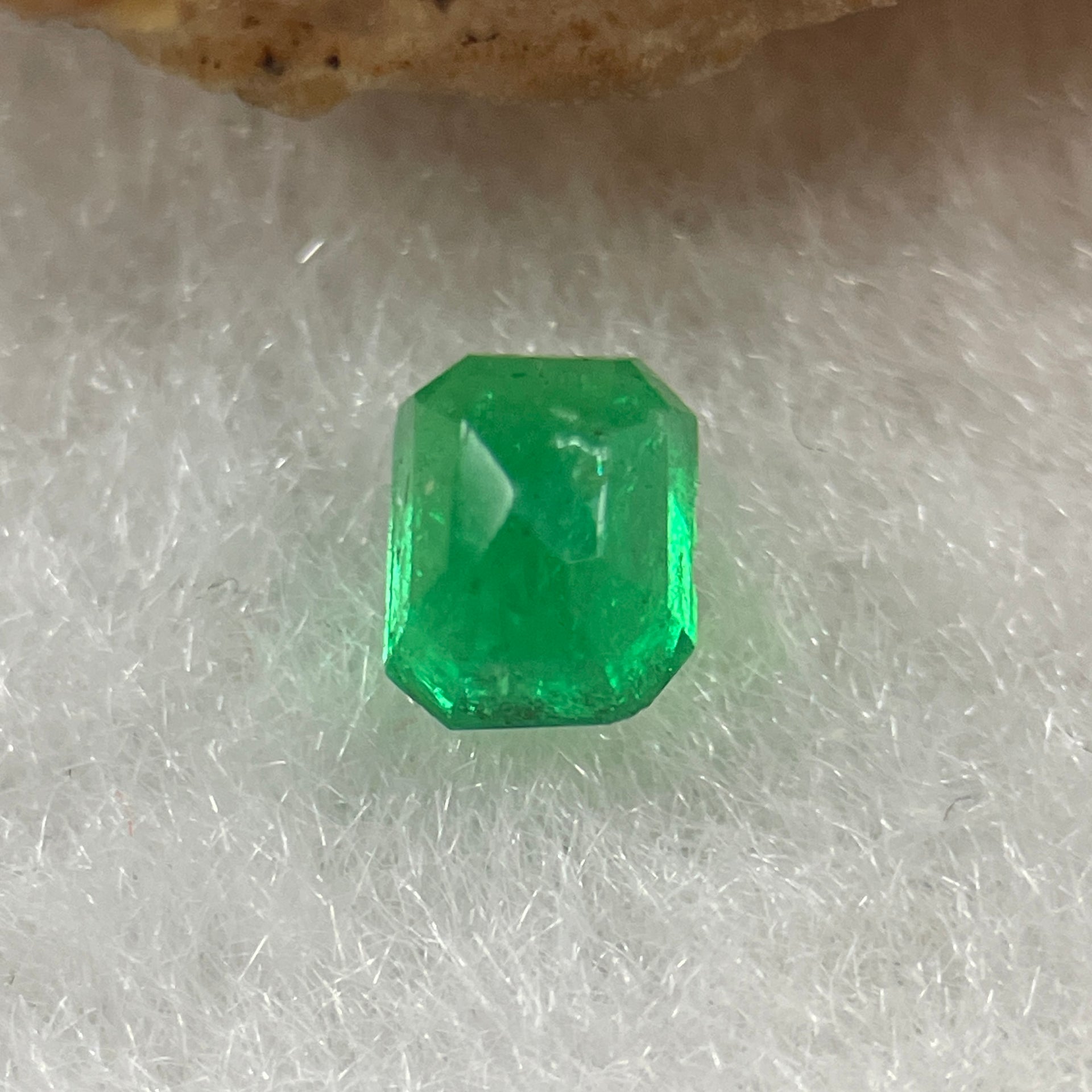 Natural Colombia Vivid Green Emerald (Beryl) Cut-Cornered Rectangular Step cut 0.42ct 4.8 by 3.7 by 3.2mm - Huangs Jadeite and Jewelry Pte Ltd