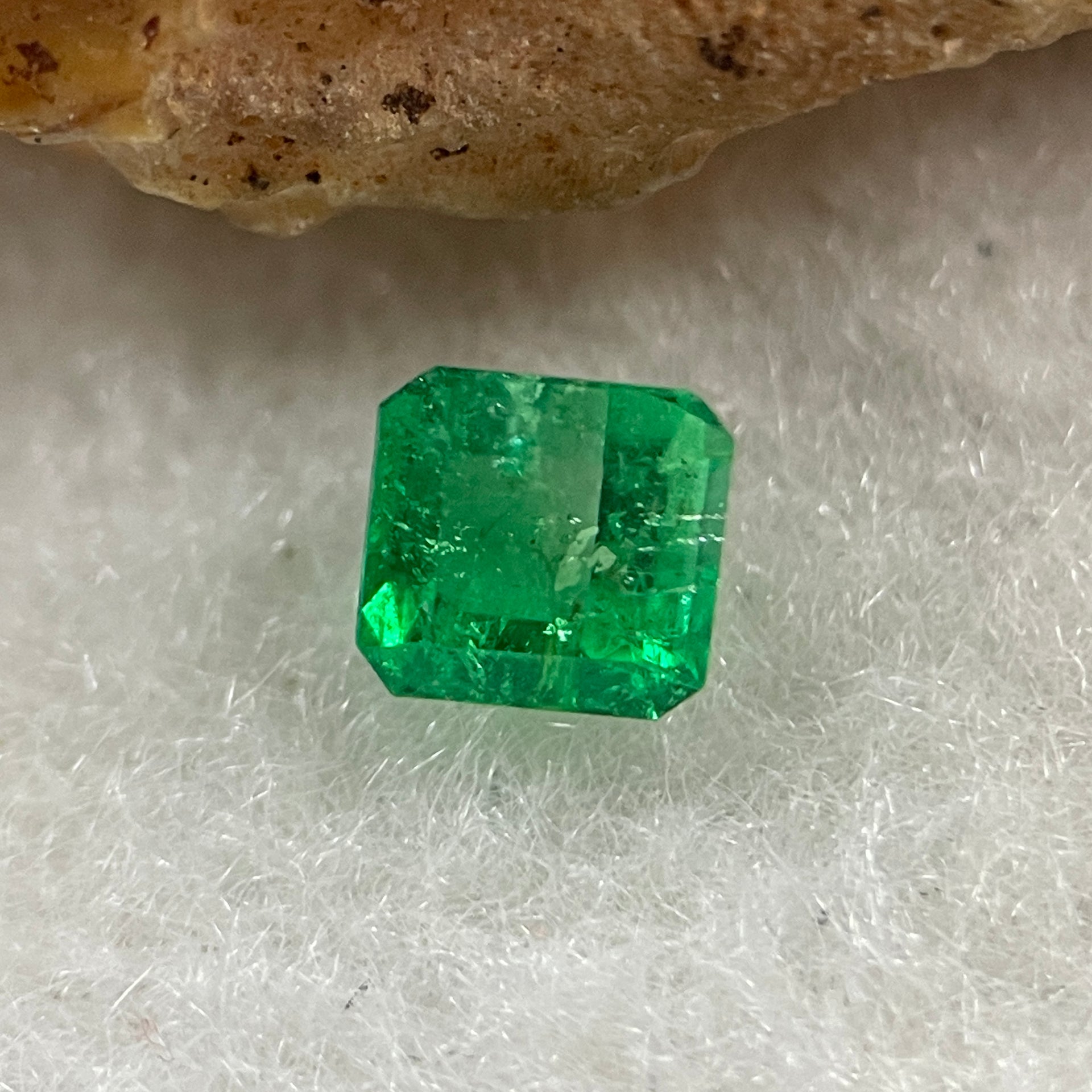Natural Colombia Vivid Green Emerald (Beryl) Cut-Cornered Square Step cut 0.49ct 4.6 by 4.4 by 3.3mm - Huangs Jadeite and Jewelry Pte Ltd