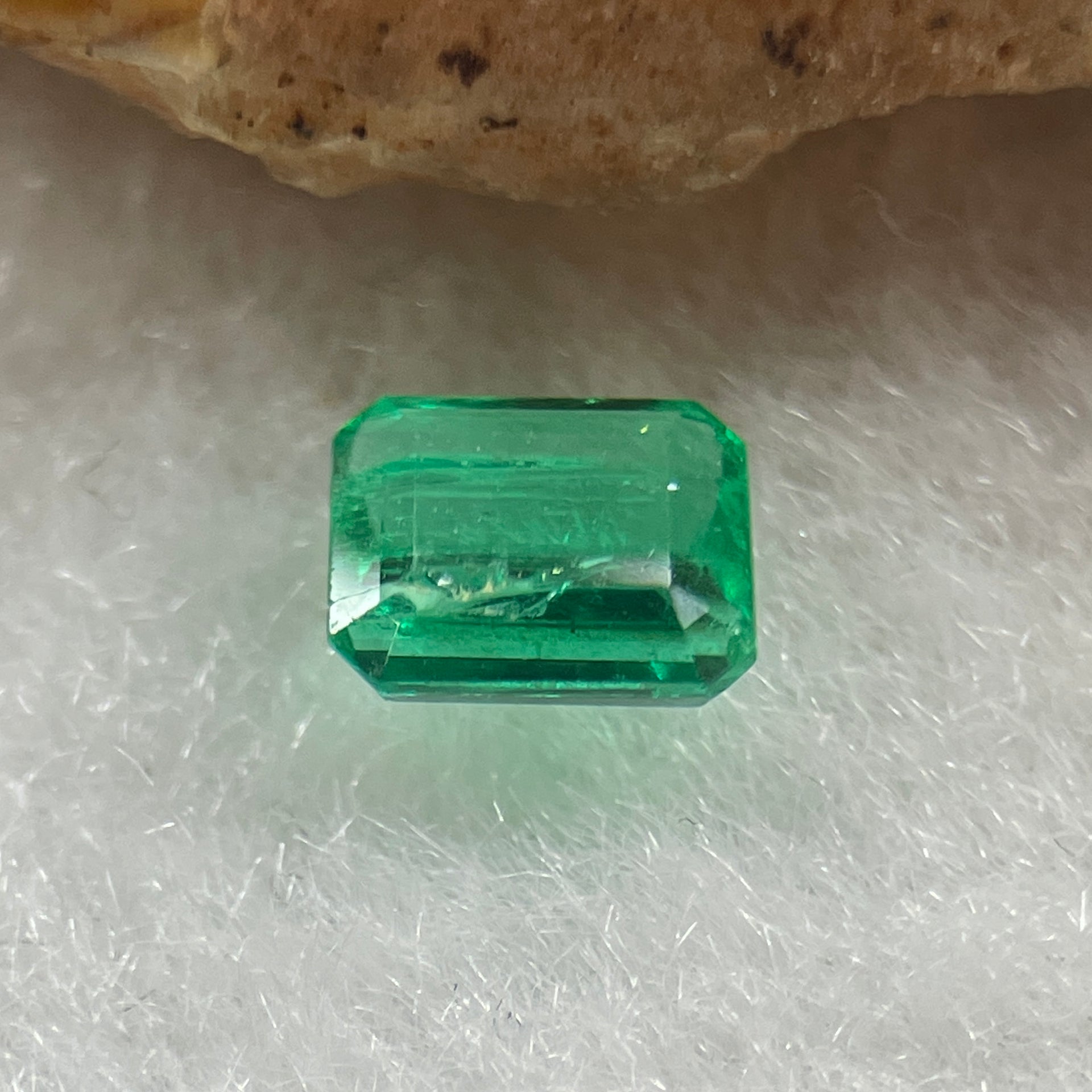 Natural Colombia Vivid Green Emerald (Beryl) Cut-Cornered Rectangular Step cut 0.46ct 5.3 by 4.6 by 2.4mm - Huangs Jadeite and Jewelry Pte Ltd