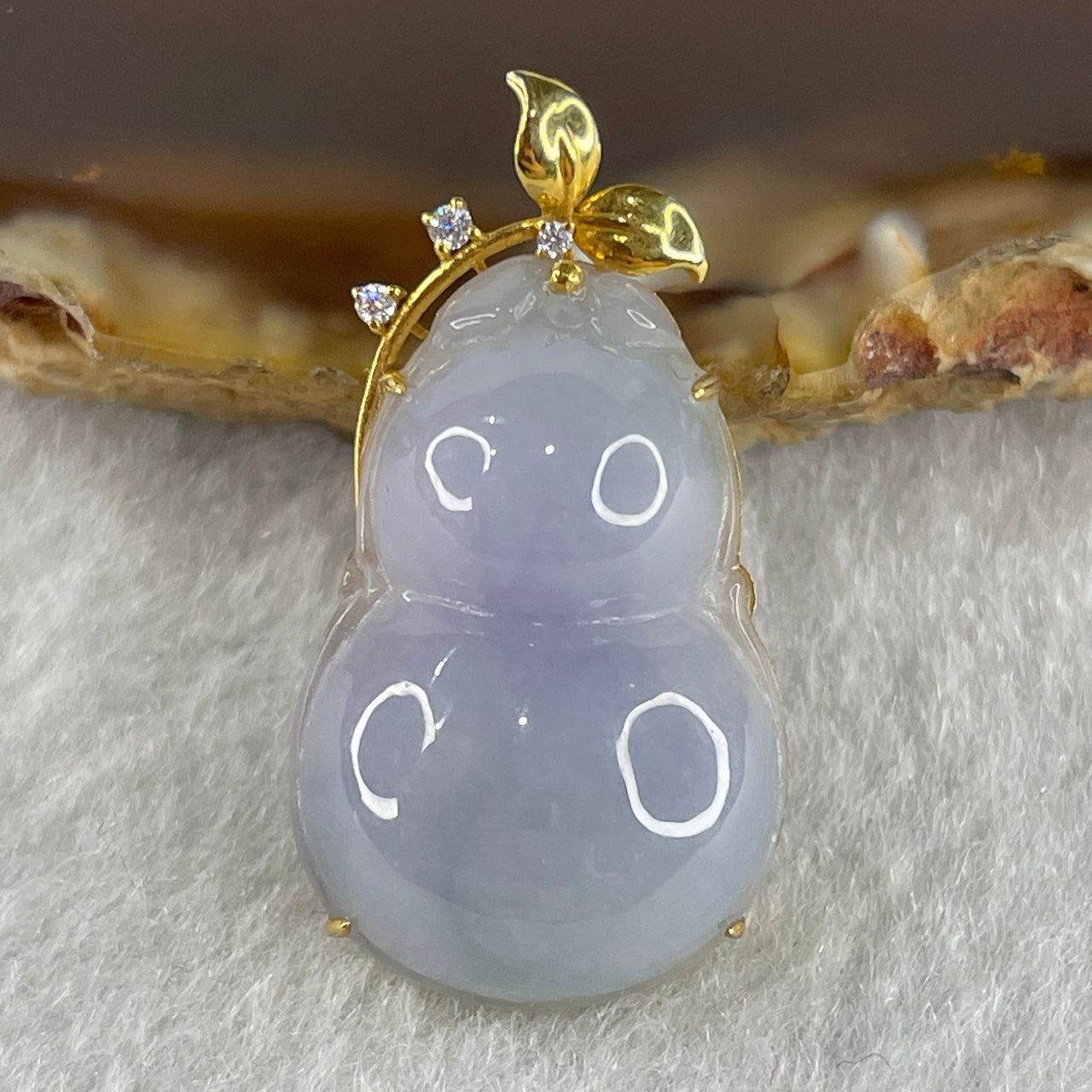 Certified Type A Lavender Jadeite Hulu Pendant in 18K Setting 3.40g 22.0 by 14.5 by 6.6mm