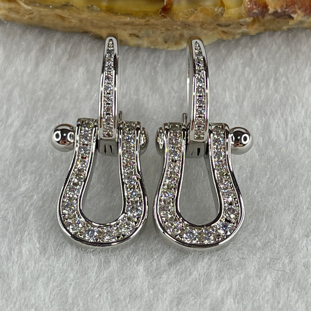 0.2Ct Colourless Round Brilliant Diameter 3.5mm VVS1 Excellent Cut Moissanite Excellent Polish Excellent Symmetry None Florescence in S925 Sliver Horseshoe Earring GRA 883511460