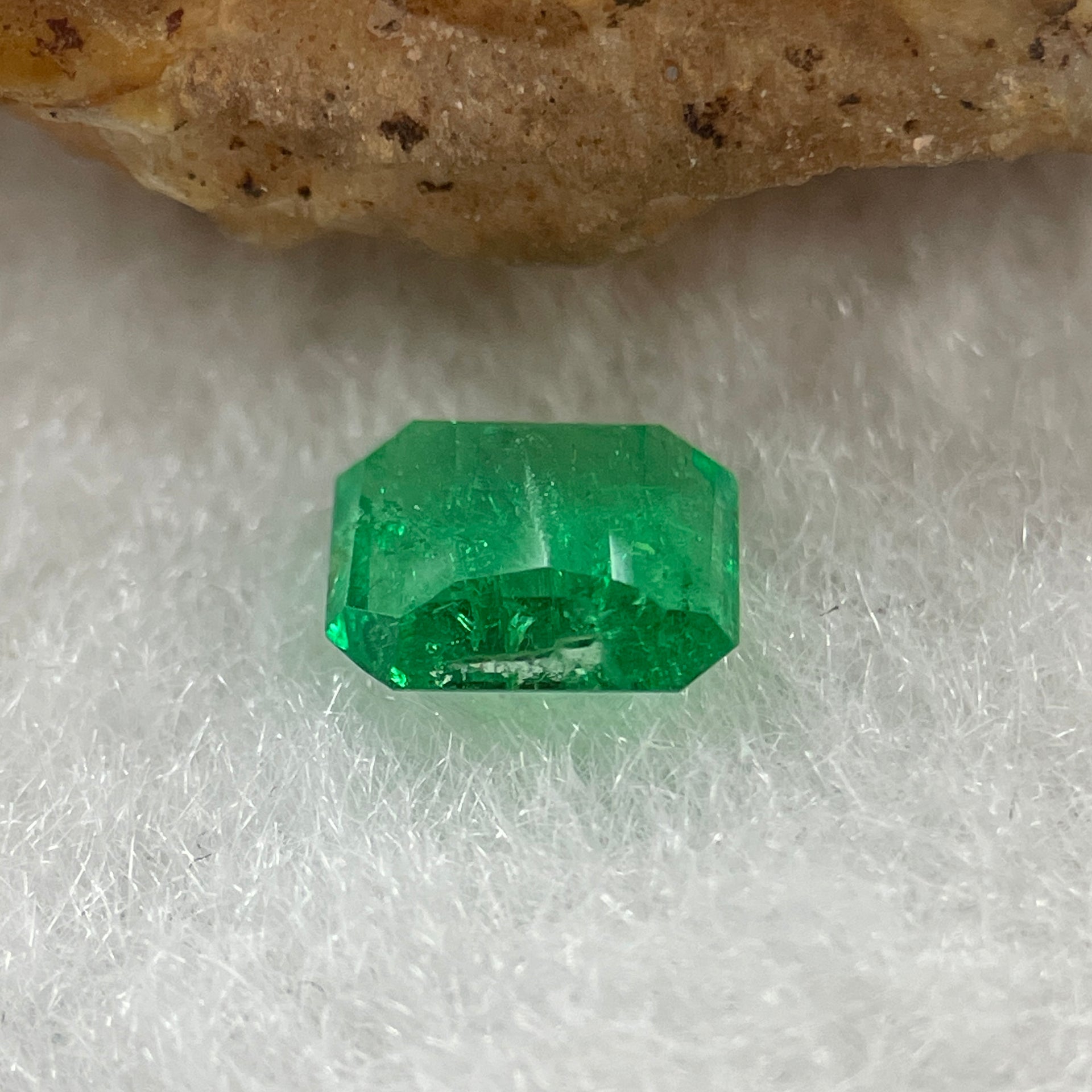 Natural Colombia Vivid Green Emerald (Beryl) Cut-Cornered Rectangular Step cut 0.42ct 5.4 by 4.4 by 2.1mm - Huangs Jadeite and Jewelry Pte Ltd