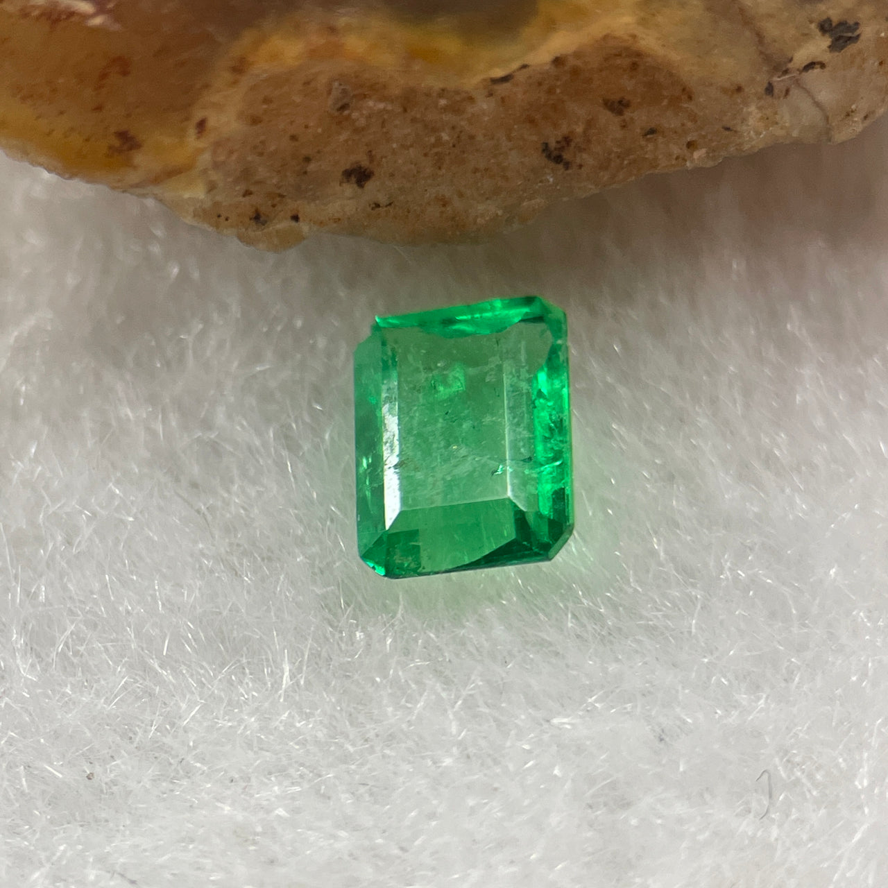 Natural Colombia Green Emerald (Beryl) Cut-Cornered Rectangular step cut 0.52ct 6.1 by 4.6 by 2.5mm - Huangs Jadeite and Jewelry Pte Ltd
