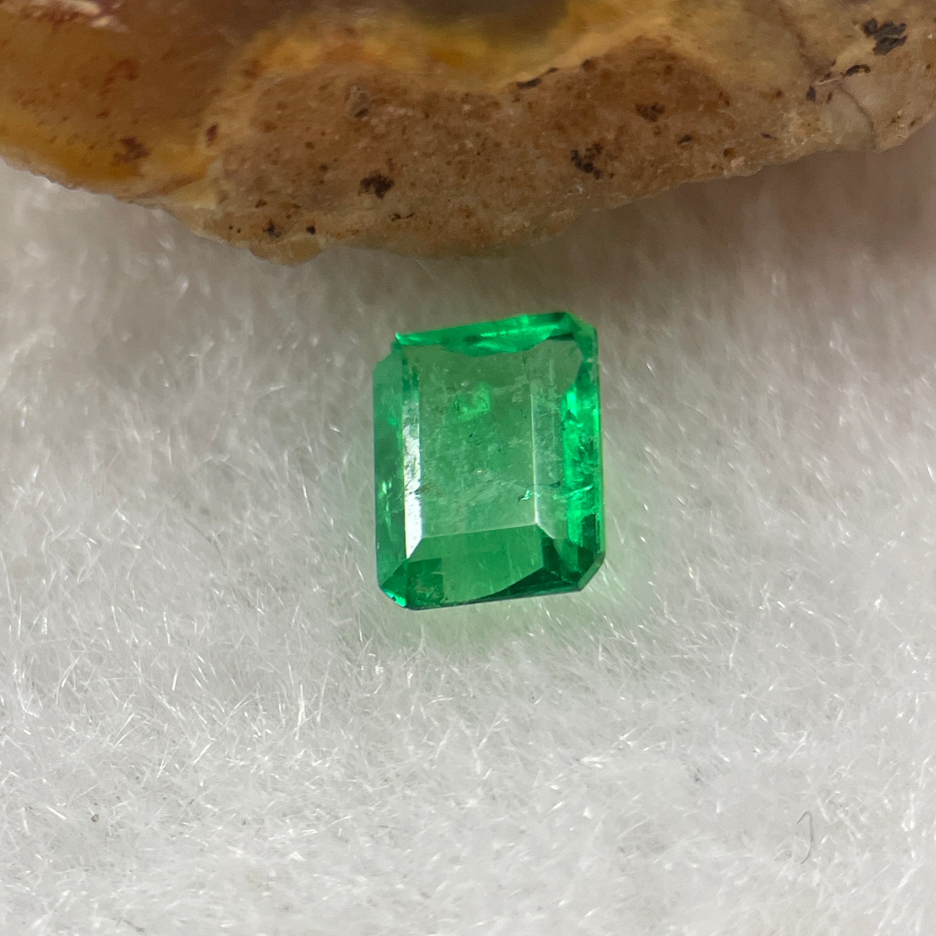 Natural Colombia Green Emerald (Beryl) Cut-Cornered Rectangular step cut 0.52ct 6.1 by 4.6 by 2.5mm - Huangs Jadeite and Jewelry Pte Ltd