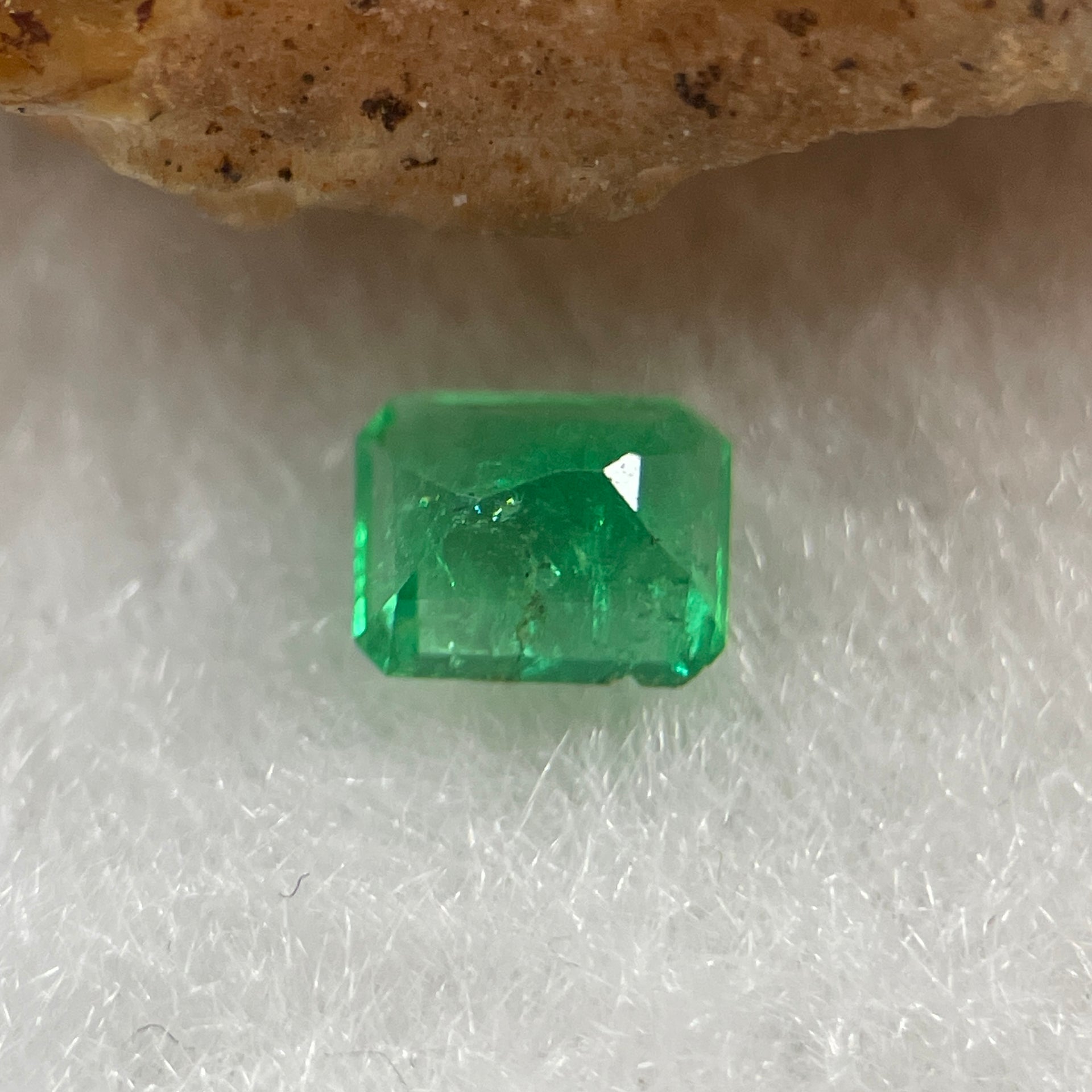 Natural Colombia Vivid Green Emerald (Beryl) Cut-Cornered Rectangular Step cut 0.41ct 5.0 by 4.1 by 2.9mm - Huangs Jadeite and Jewelry Pte Ltd