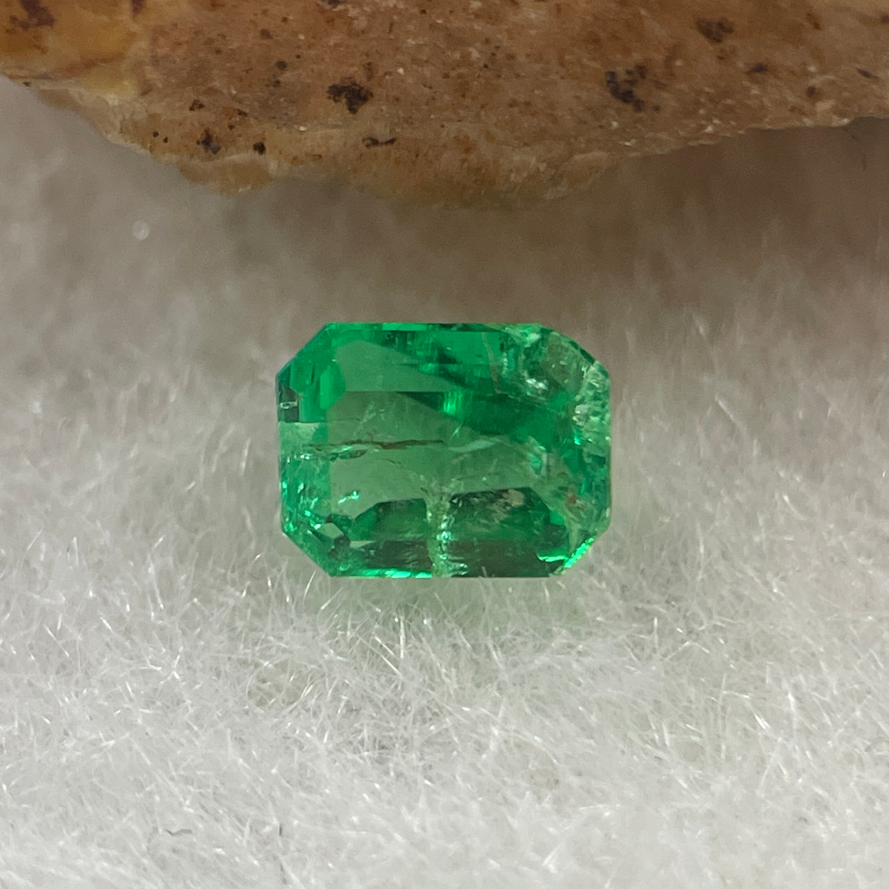 Natural Colombia Vivid Green Emerald (Beryl) Cut-Cornered Rectangular Step cut 0.41ct 4.9 by 3.8 by 3.0mm - Huangs Jadeite and Jewelry Pte Ltd