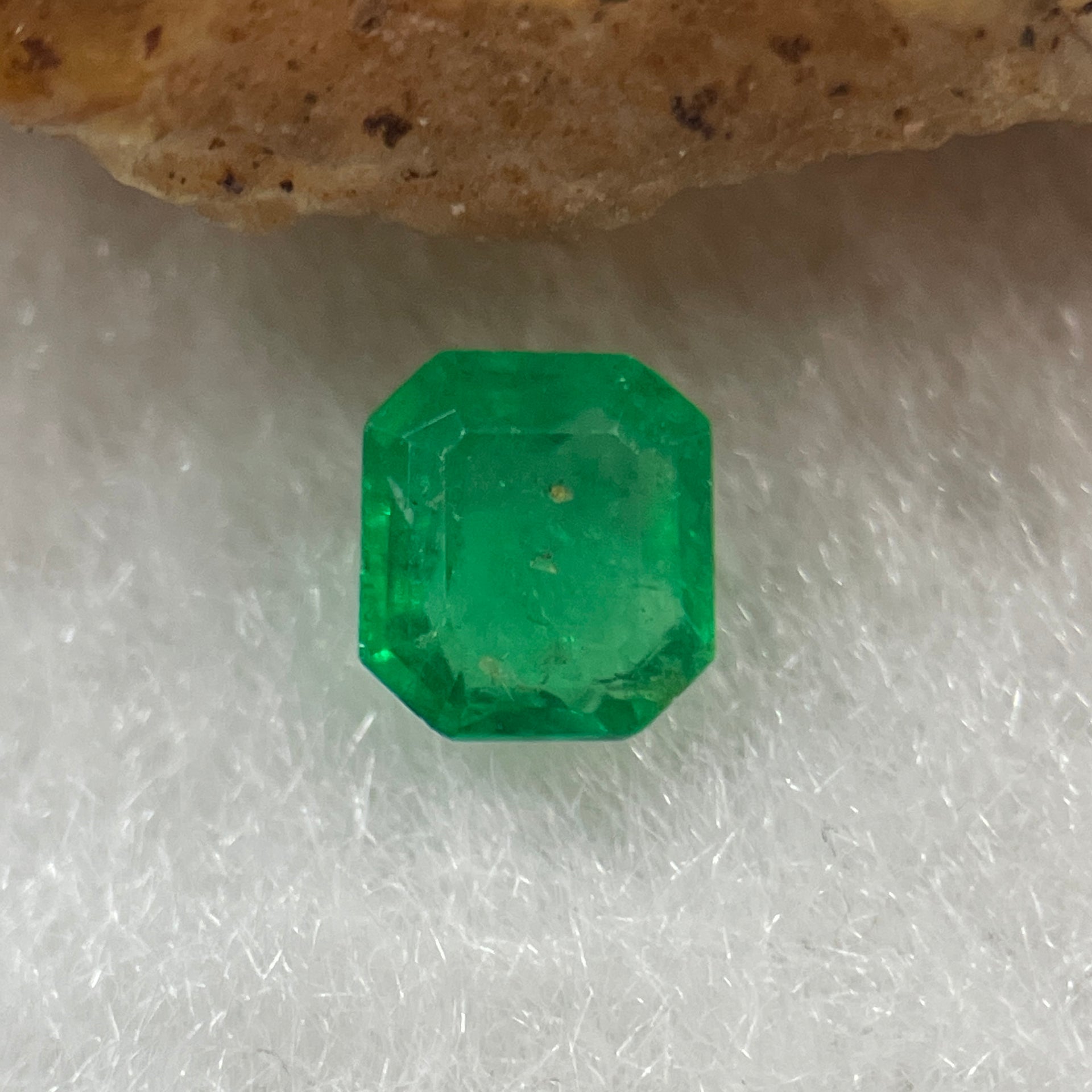 Natural Colombia Vivid Green Emerald (Beryl) Cut-Cornered Rectangular Step cut 0.41ct 5.5 by 4.8 by 2.4mm - Huangs Jadeite and Jewelry Pte Ltd