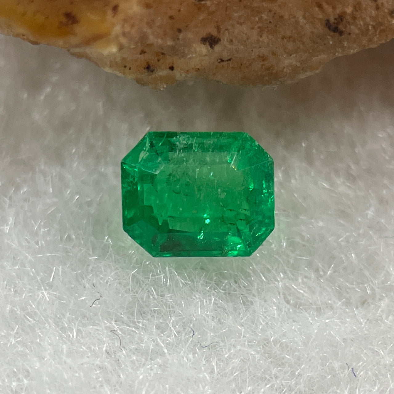 Natural Colombia Vivid Green Emerald (Beryl) Cut-Cornered Rectangular Step cut 0.43ct 5.0 by 4.1 by 2.9mm - Huangs Jadeite and Jewelry Pte Ltd