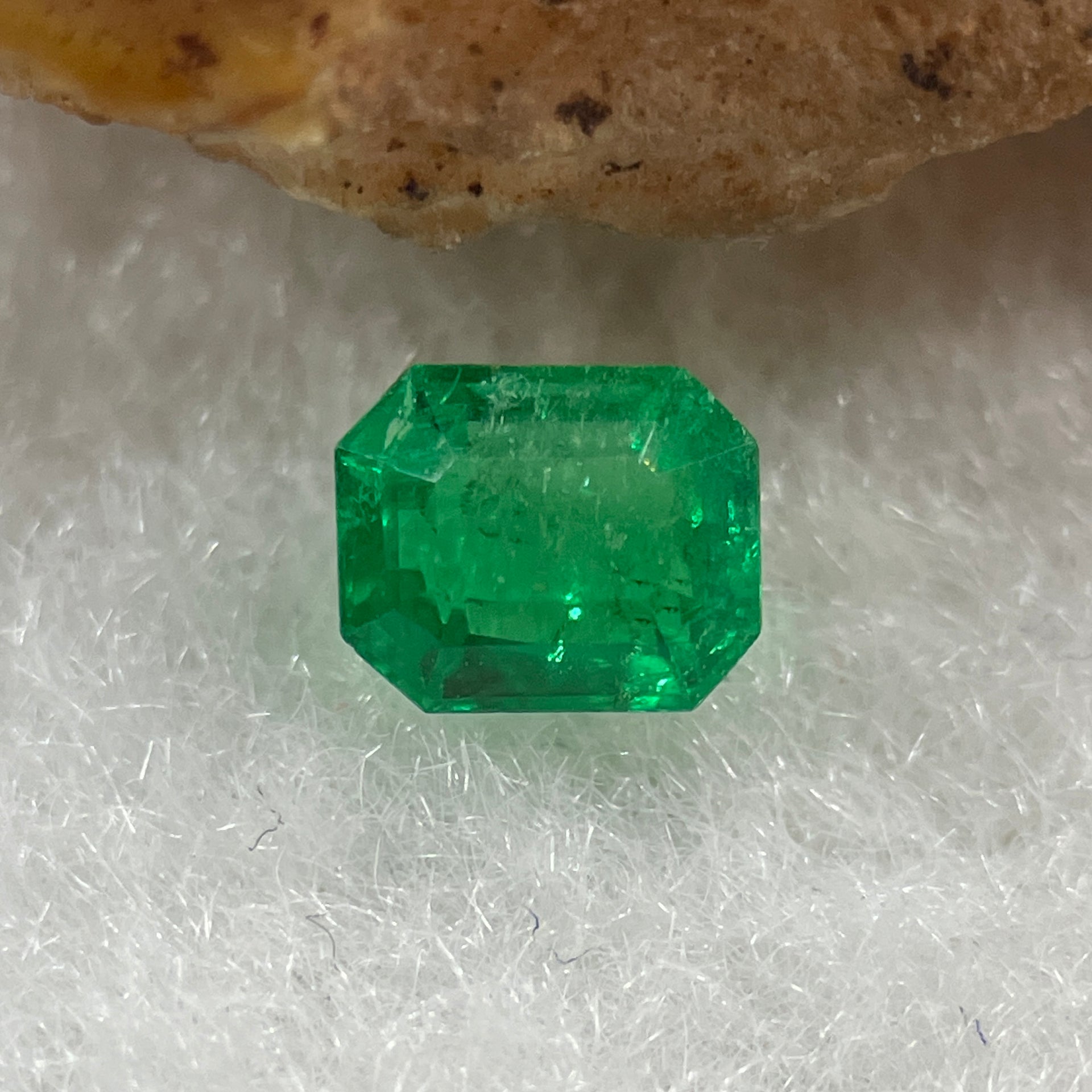 Natural Colombia Vivid Green Emerald (Beryl) Cut-Cornered Rectangular Step cut 0.43ct 5.0 by 4.1 by 2.9mm - Huangs Jadeite and Jewelry Pte Ltd