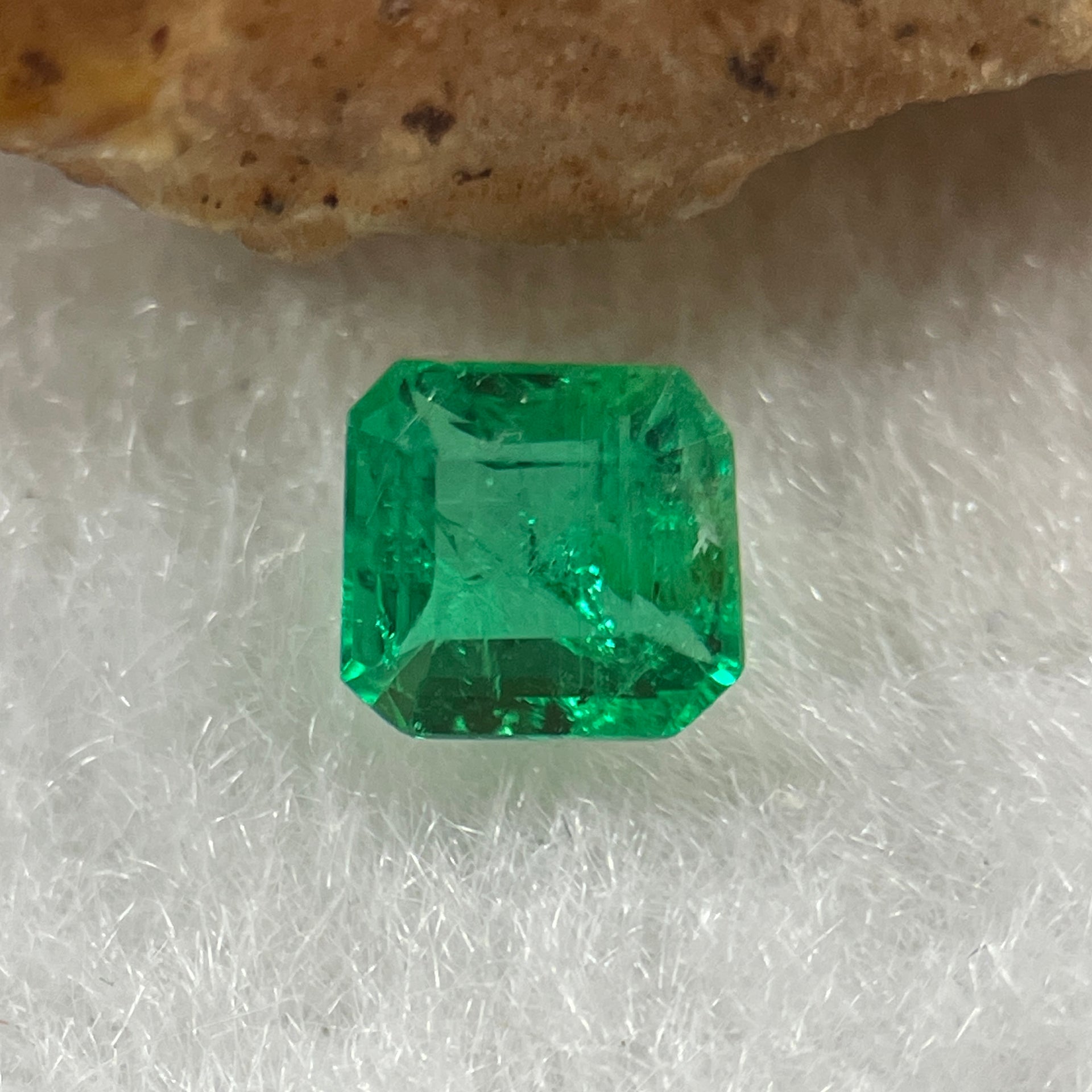 Natural Colombia Vivid Green Emerald (Beryl) Cut-Cornered Rectangular Step cut 0.45ct 5.0 by 4.6 by 2.8m - Huangs Jadeite and Jewelry Pte Ltd