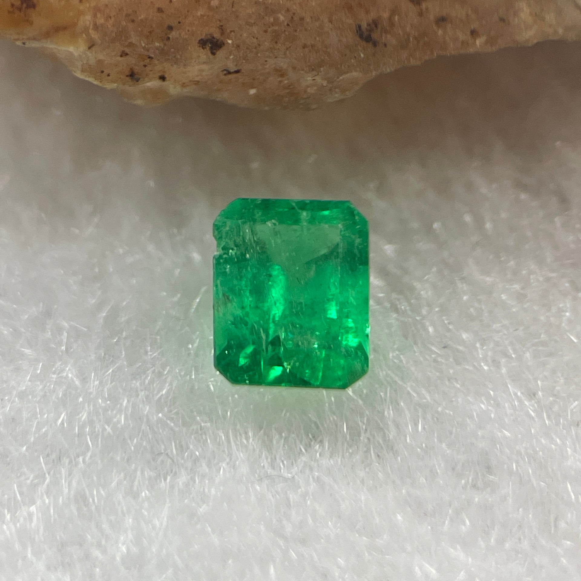 Natural Colombia Vivid Green Emerald (Beryl) Cut-Cornered Rectangular Step cut 0.41ct 5.0 by 4.1 by 2.9mm - Huangs Jadeite and Jewelry Pte Ltd