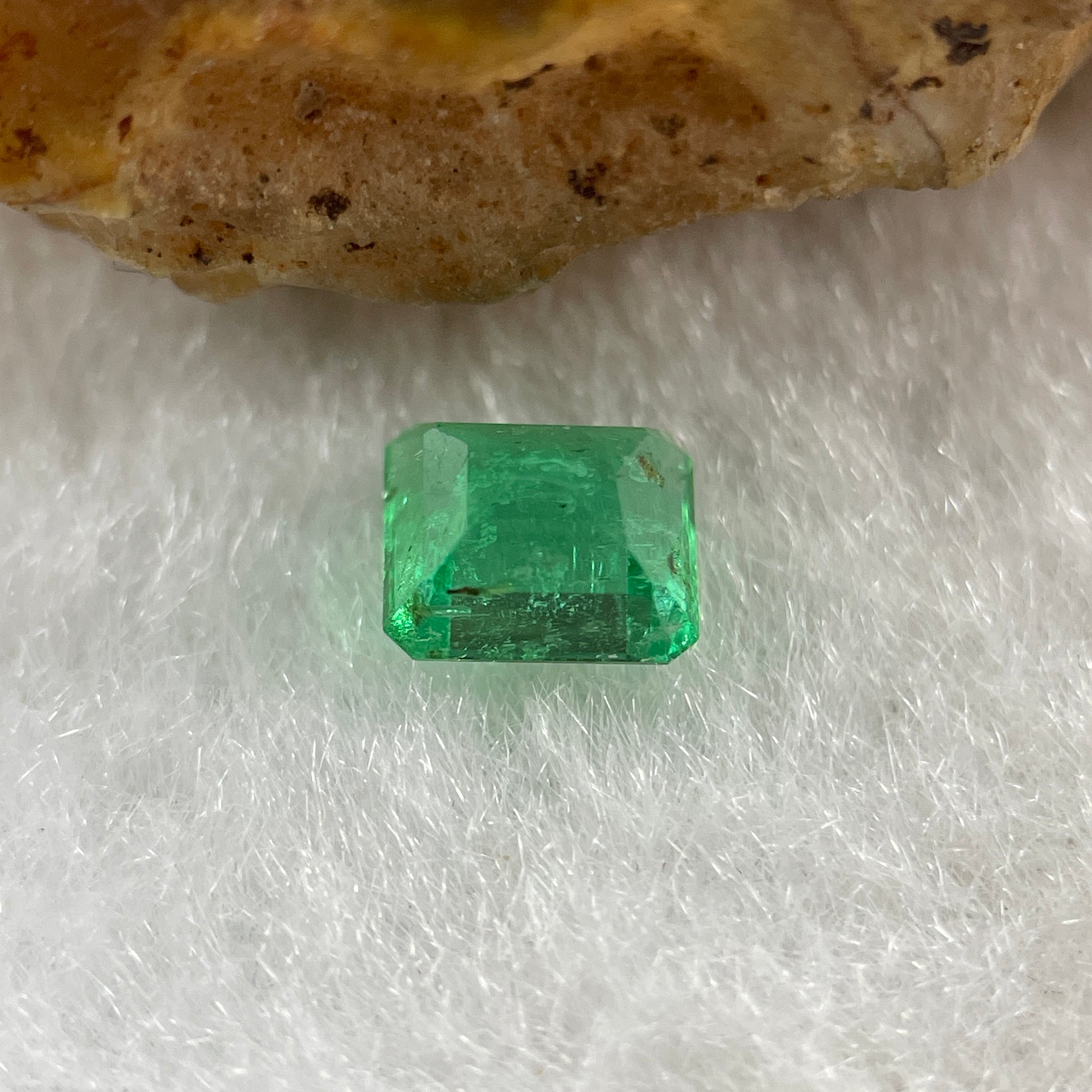 Natural Colombia Green Emerald (Beryl) Cut-Cornered Rectangular step cut 0.54ct 5.0 by 4.3 by 3.4mm - Huangs Jadeite and Jewelry Pte Ltd