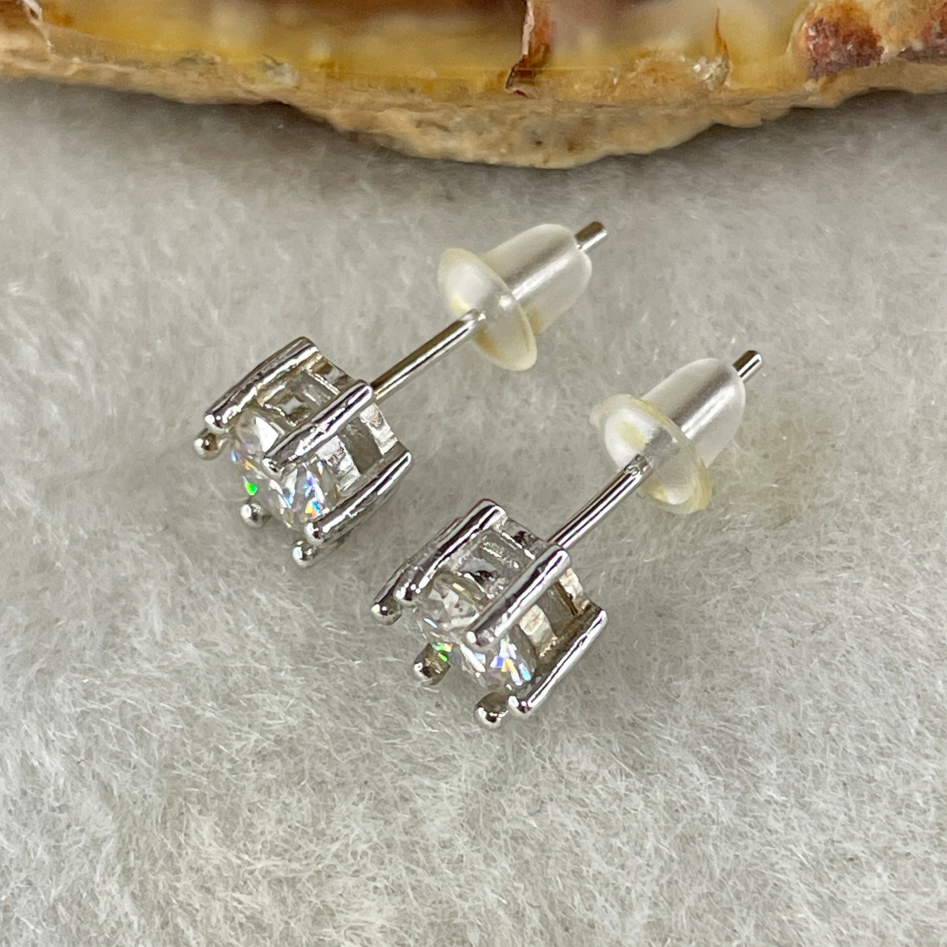 0.5 Ct Colourless Round Brilliant Diameter 5.0mm D VVS1 Excellent Cut Excellent Polish Excellent Symmetry None Florescence Moissanite in S925 Silver Earrings GRA 218444639 - Huangs Jadeite and Jewelry Pte Ltd