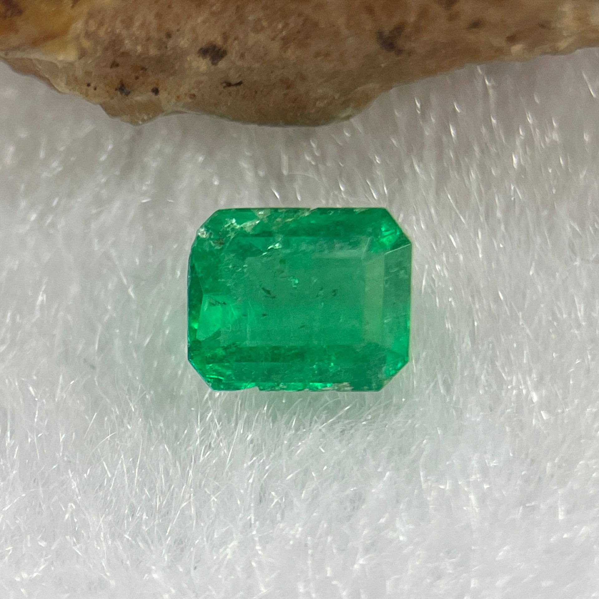Natural Colombia Vivid Green Emerald (Beryl) Cut-Cornered Rectangular  Step cut 0.48ct 5.2 by 4.3 by 2.9mm - Huangs Jadeite and Jewelry Pte Ltd